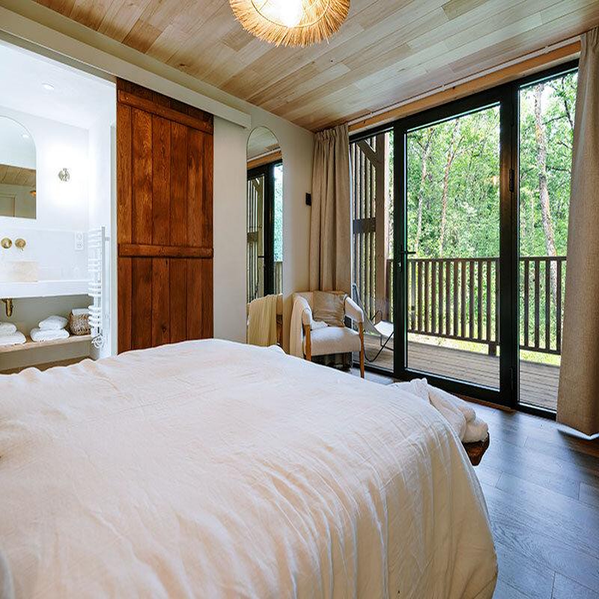 Voir la diapositive 2 : Smartbox 2 jours en lodge avec accès à un spa privatif près de brive-la-gaillarde - coffret cadeau séjour