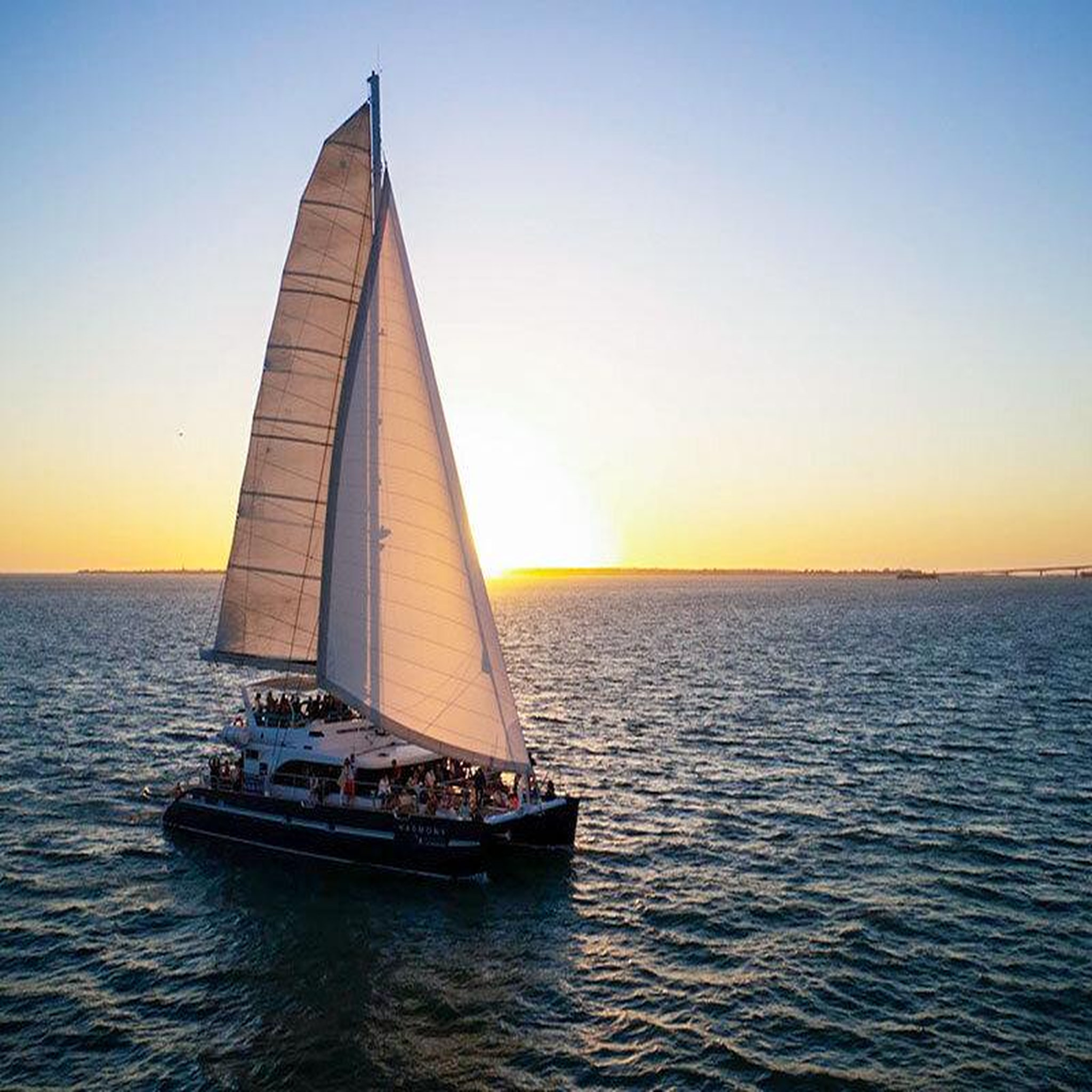 Voir la diapositive 3 : Smartbox Balade en catamaran pour 2 personnes depuis La Rochelle au coucher du soleil avec champagne - Coffret Cadeau Sport & Aventure