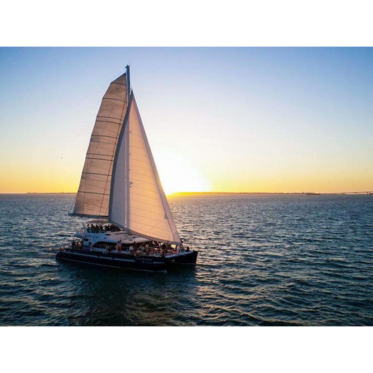 Smartbox Balade en catamaran pour 2 personnes depuis La Rochelle au coucher du soleil avec champagne - Coffret Cadeau Sport & Aventure