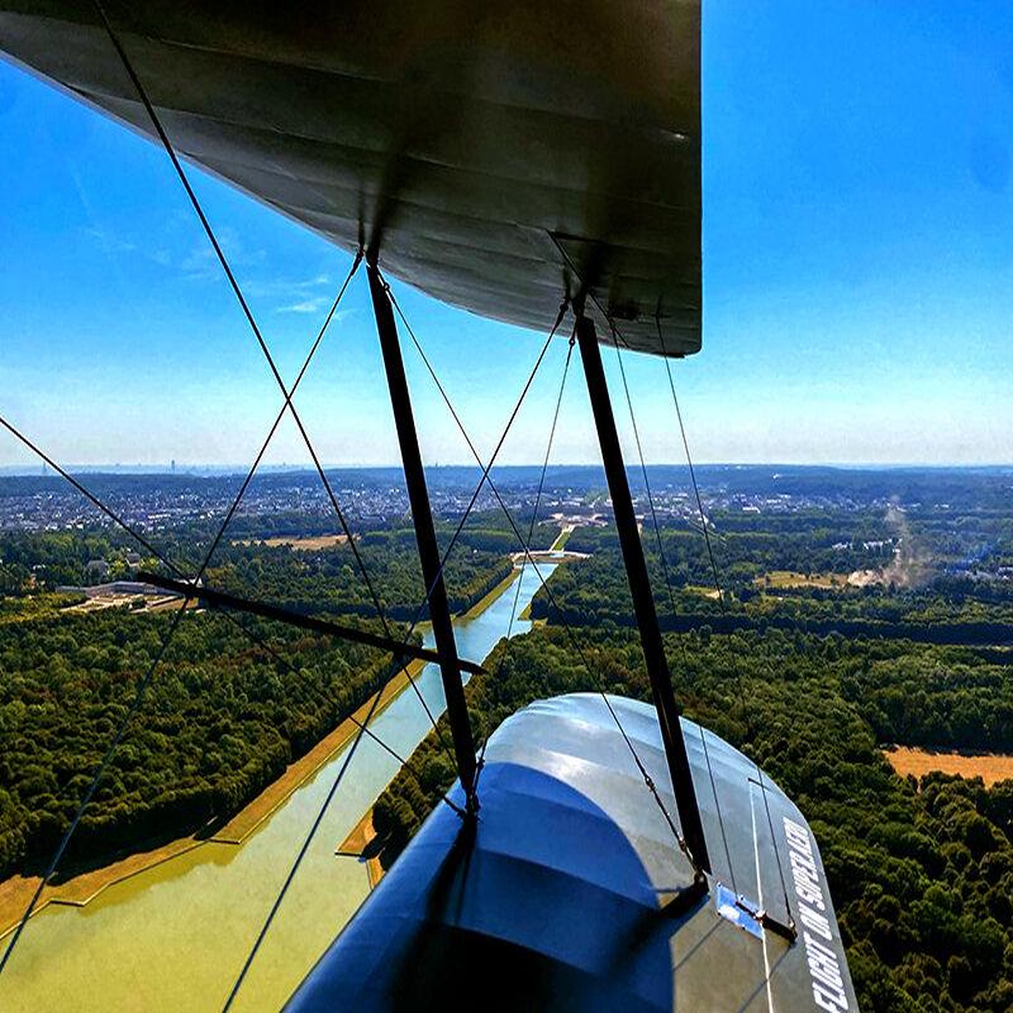 Voir la diapositive 4 : Smartbox Saint-Cyr vue d'en haut : baptême de l'air de 25 min avec pilotage en Stampe SV4 RS - Coffret Cadeau Sport & Aventure