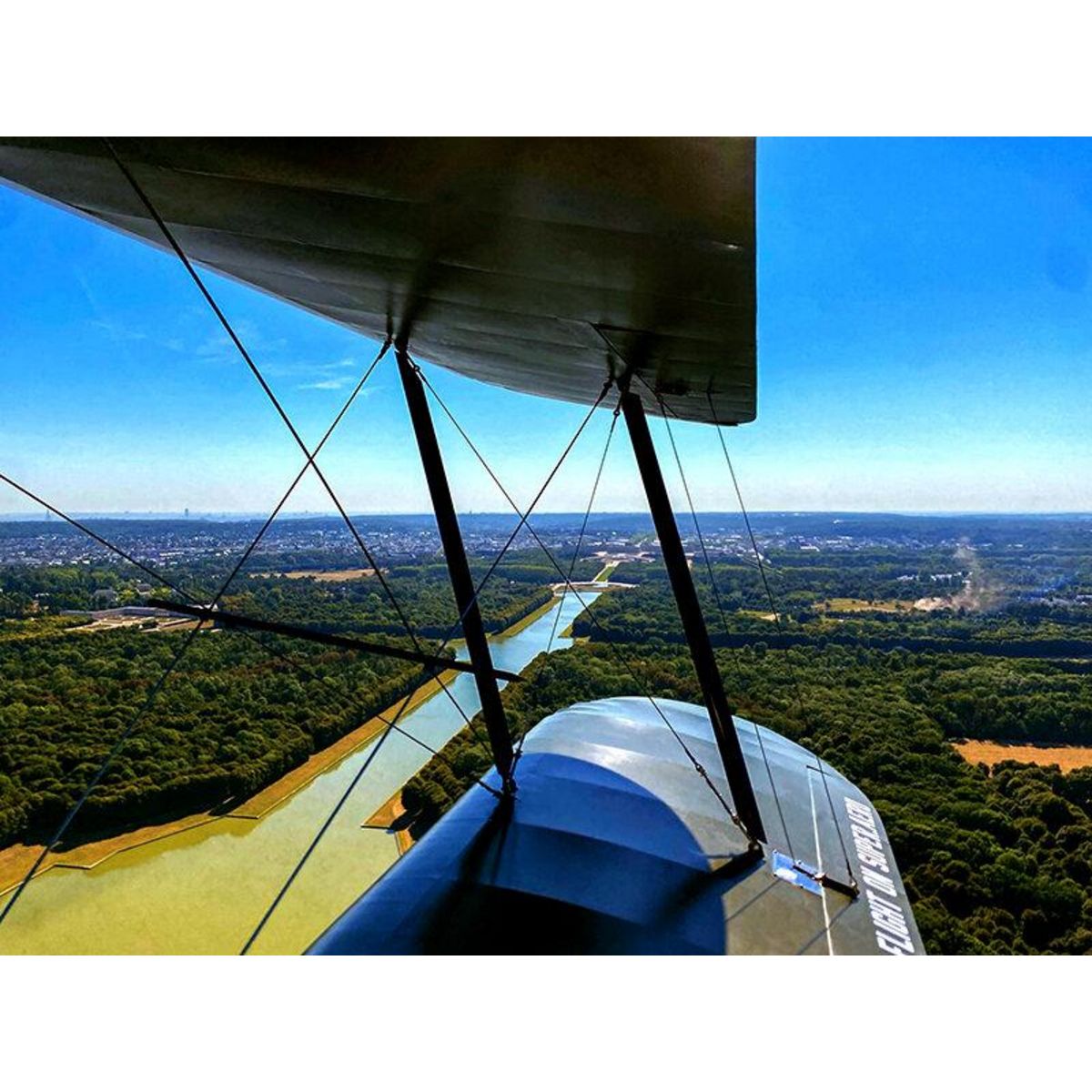 Smartbox Saint-Cyr vue d'en haut : baptême de l'air de 25 min avec pilotage en Stampe SV4 RS - Coffret Cadeau Sport & Aventure