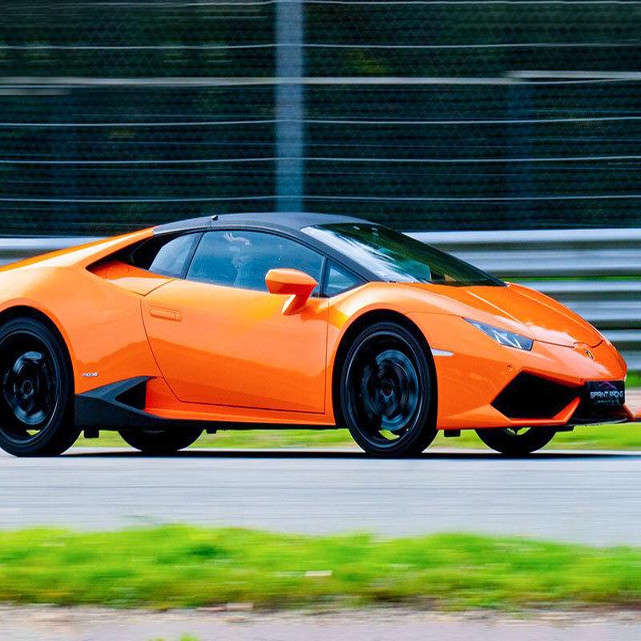Voir la diapositive 2 : Smartbox Stage de pilotage : 3 tours sur le circuit d'alès en lamborghini huracán - coffret cadeau sport & aventure