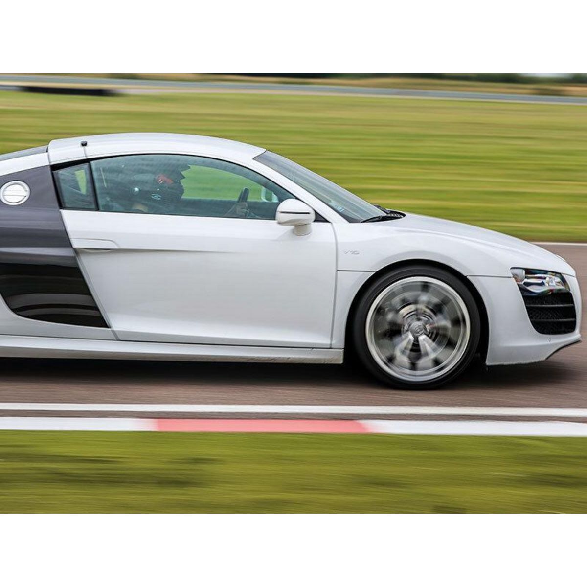 Smartbox Stage de pilotage : 4 tours sur le circuit de Nogaro en Audi R8 V10 - Coffret Cadeau Sport & Aventure