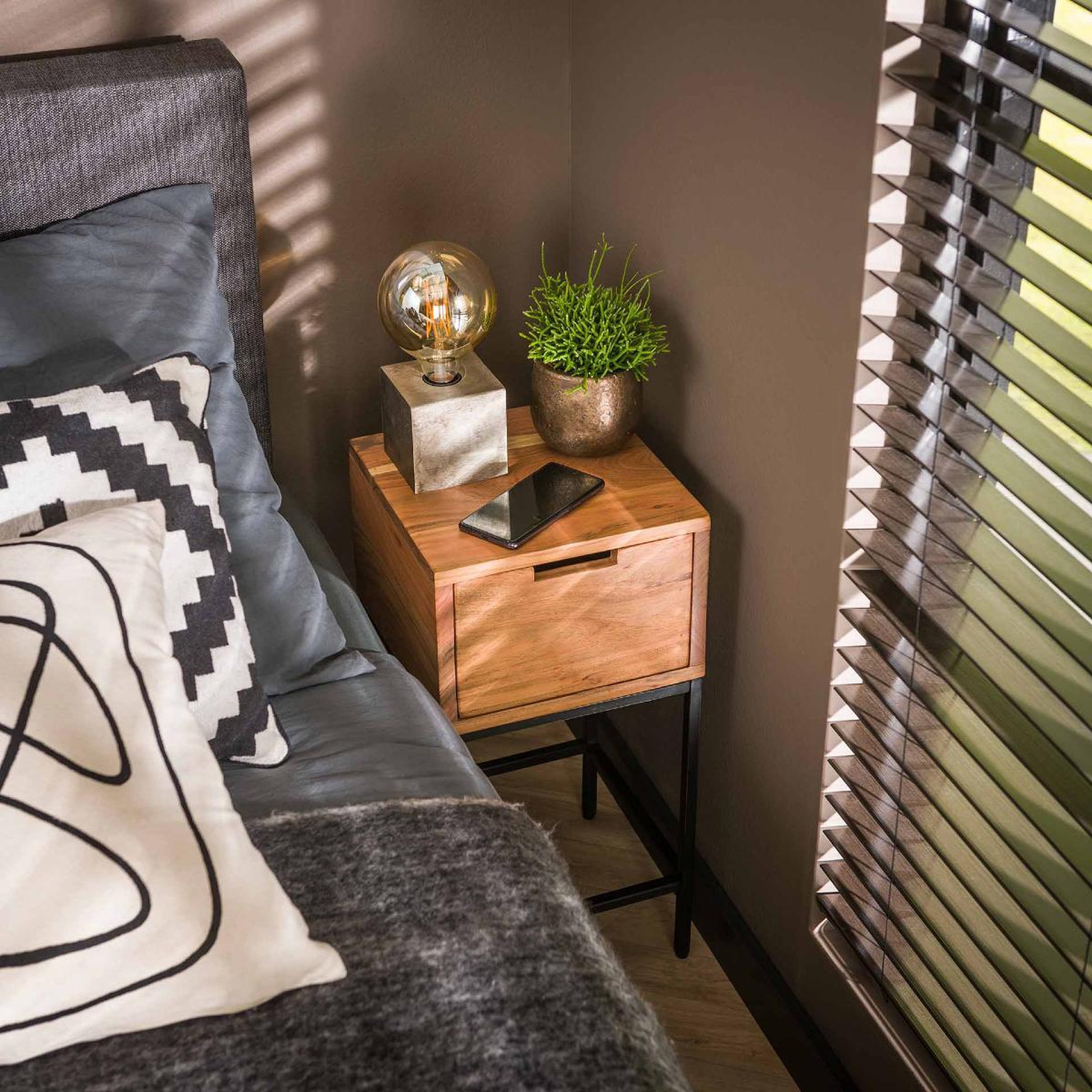 Voir la diapositive 2 : JLC KREATION Table de chevet en bois massif talf