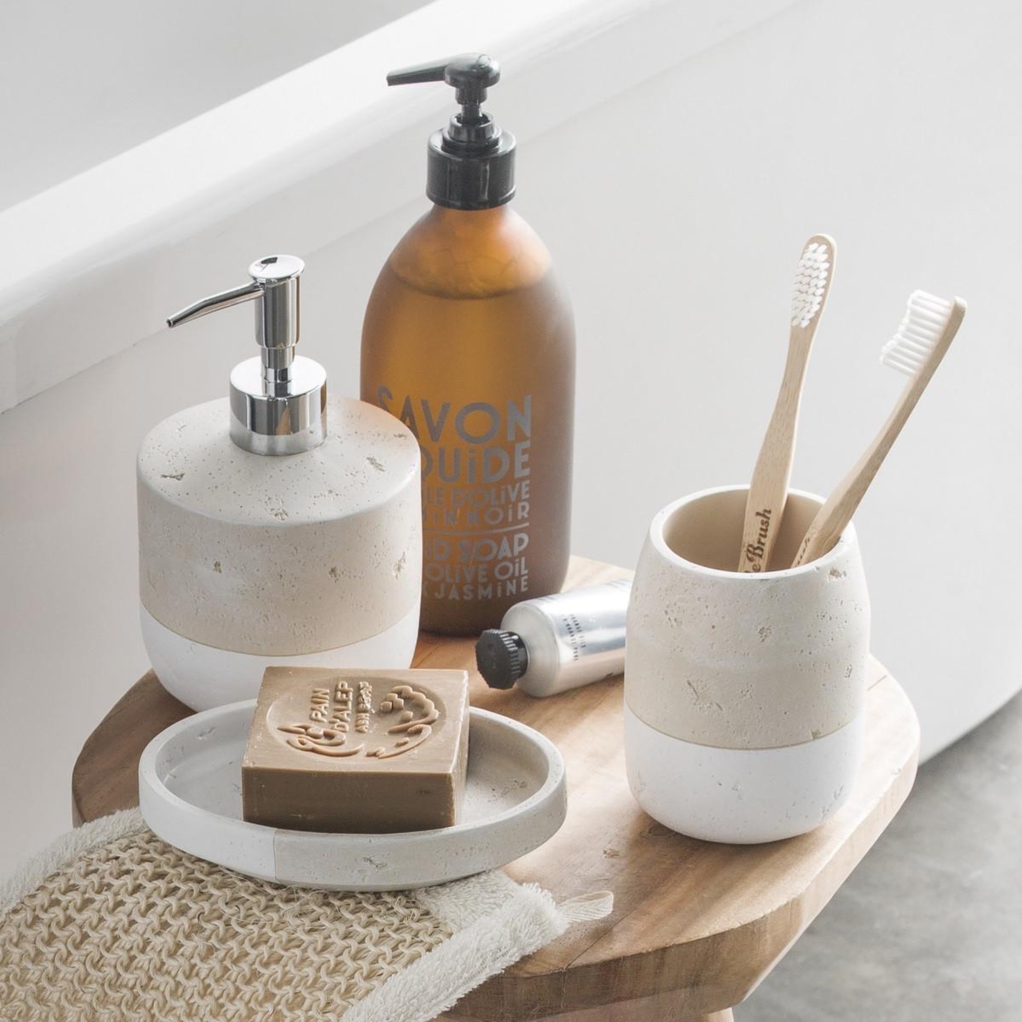 Voir la diapositive 3 : GUY LEVASSEUR Distributeur de savon bicolore en polyrésine hammam