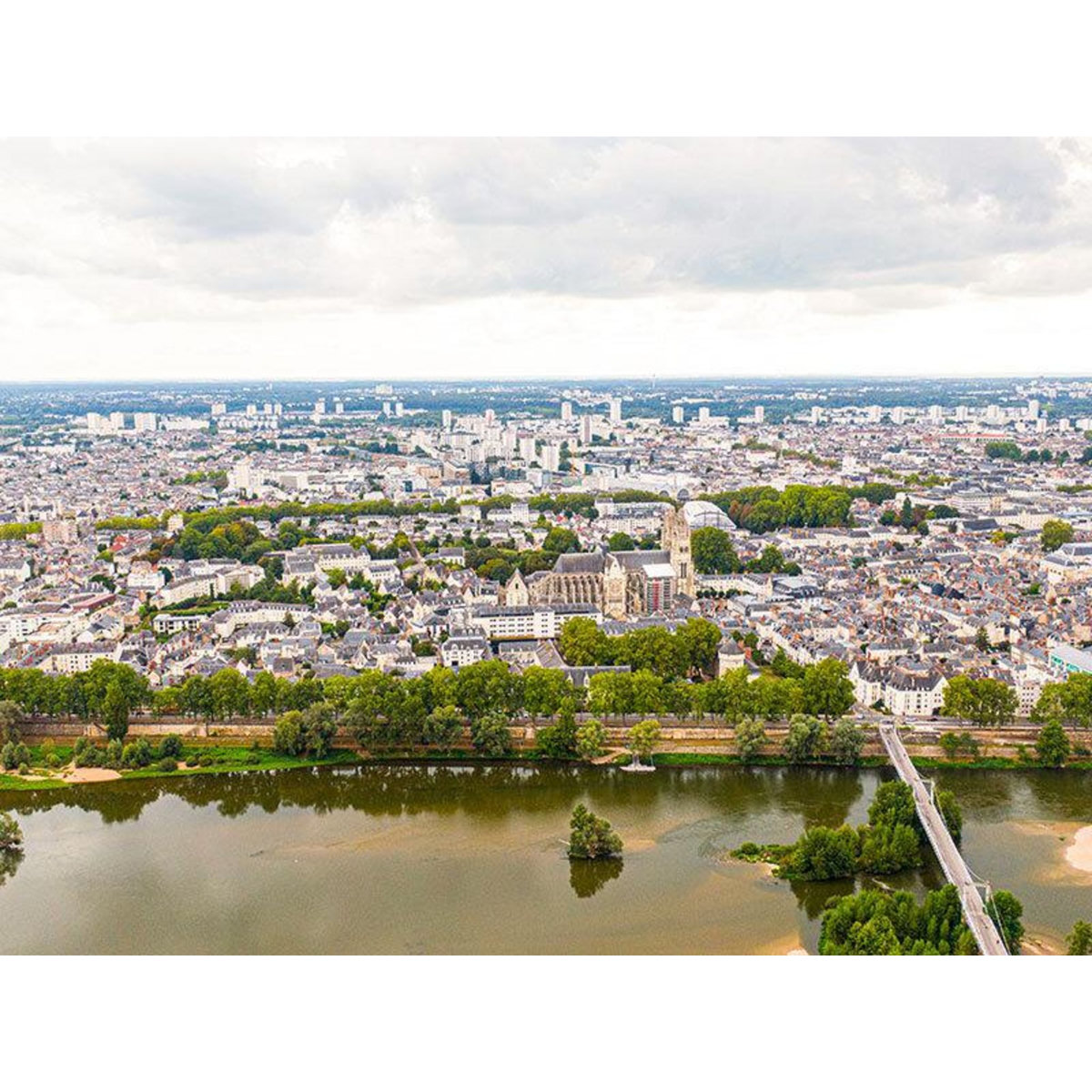 Smartbox Vol en hélicoptère de 15 min au-dessus du château d'Amboise - Coffret Cadeau Sport & Aventure