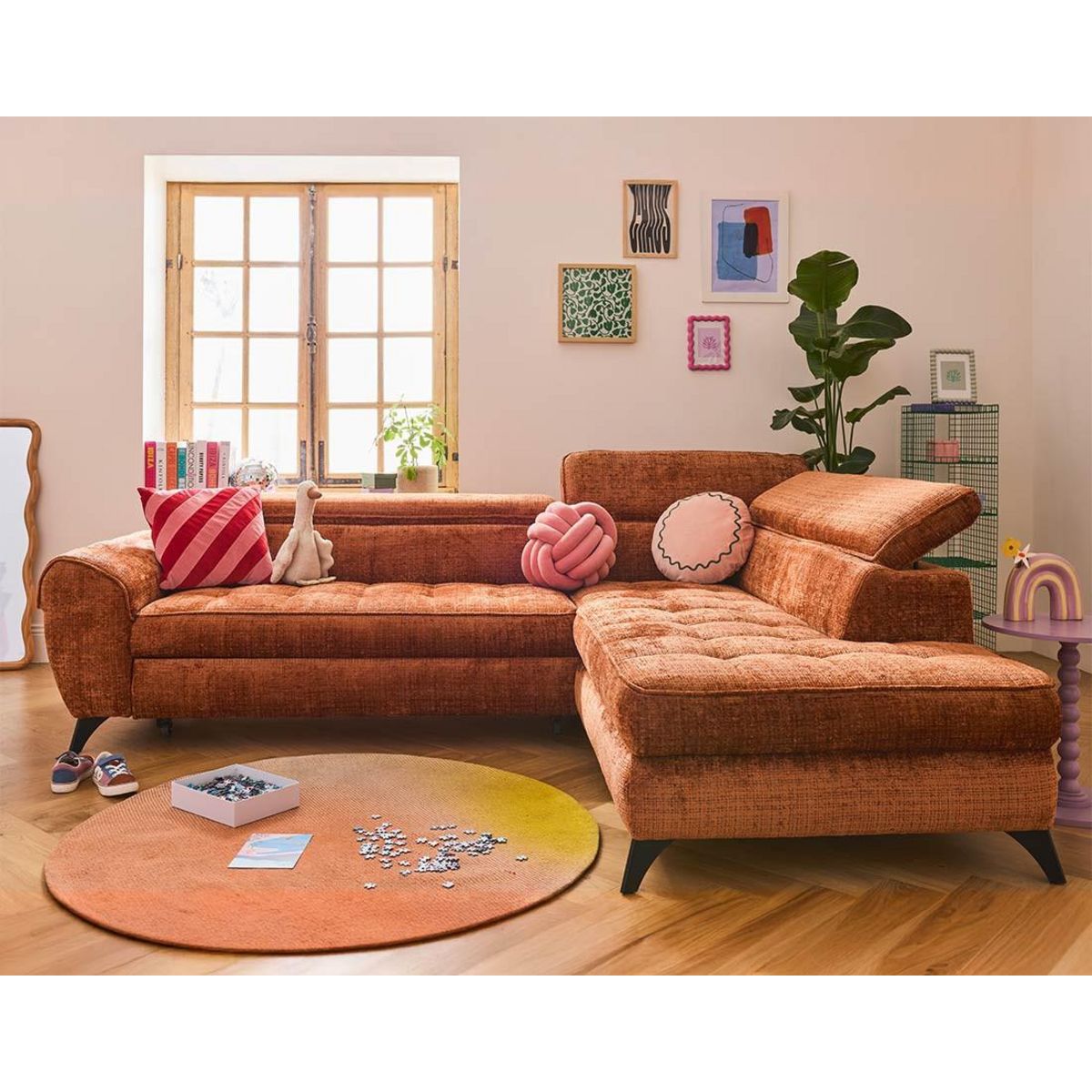 LISA DESIGN Marlo - canapé d'angle droit 5 places convertible avec coffre et têtières en velours texturé