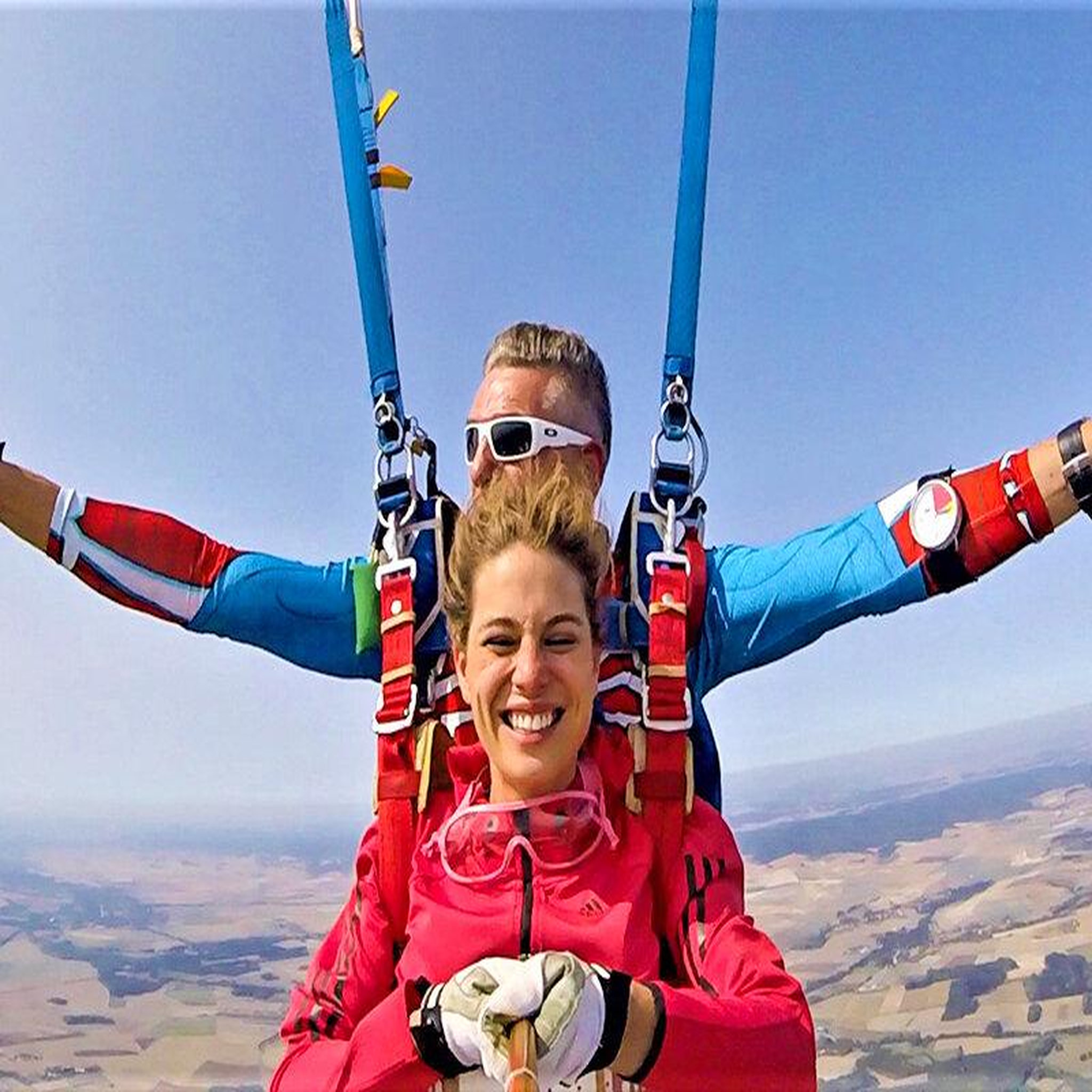 Voir la diapositive 2 : Smartbox Saut en parachute à 4.000 mètres d'altitude entre Auxerre et Troyes - Coffret Cadeau Sport & Aventure