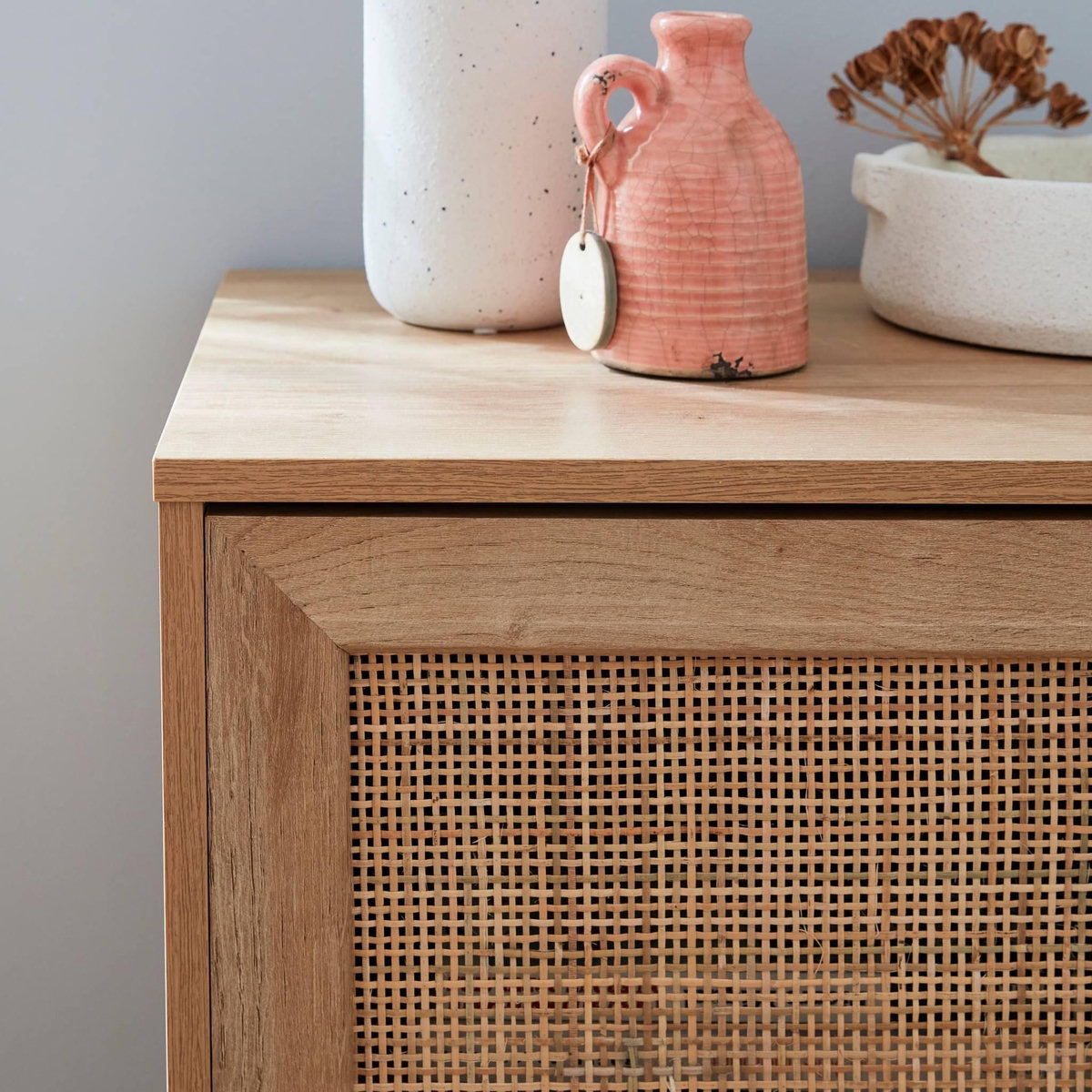 SWEEEK Meuble de rangement en cannage 80x39x65.8cm  Bohème - Naturel -  2 niveaux - 1 porte -  pieds scandinaves. buffet bas