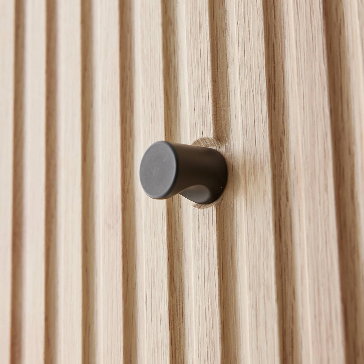 SWEEEK Commode contemporaine décor bois rainuré 3 tiroirs poignées métal noir