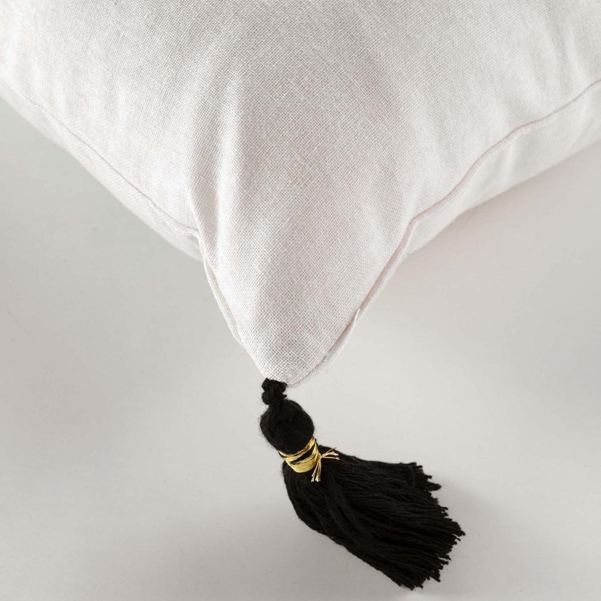 Voir la diapositive 3 : Douceur d'Intérieur Coussin déco pompons  issey  45x45cm naturel