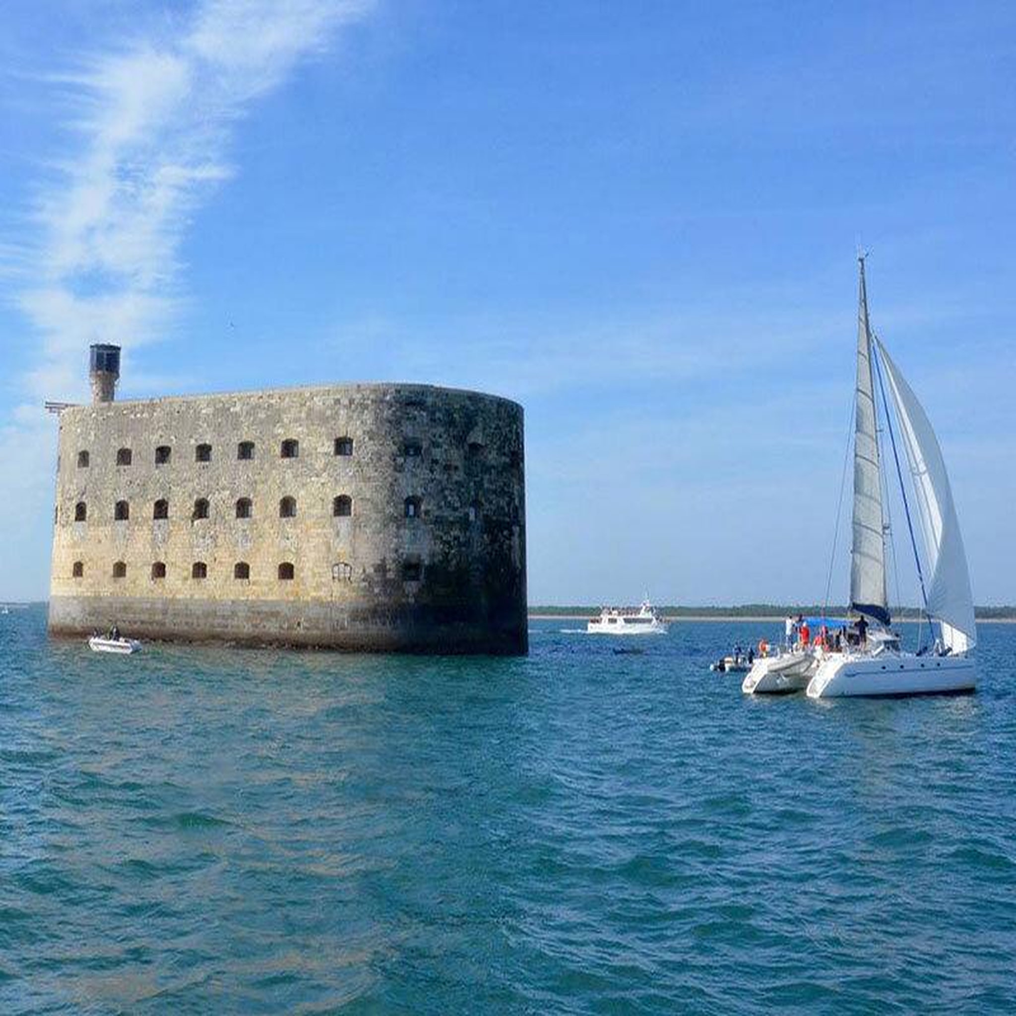 Voir la diapositive 2 : Smartbox Croisière en catamaran de 4h30 pour 2 à destination du fort boyard - coffret cadeau sport & aventure