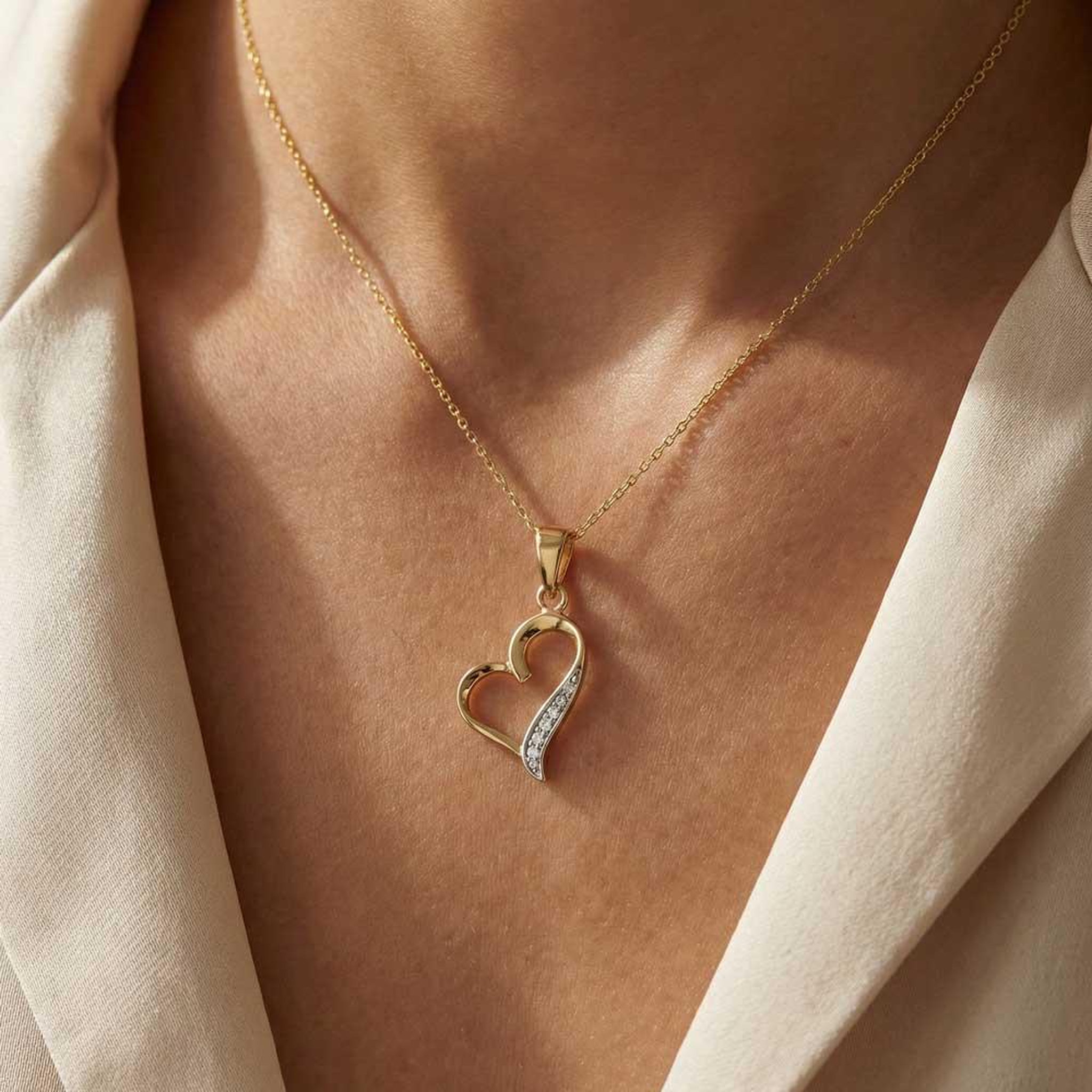 Voir la diapositive 2 : L'ATELIER D'AZUR Pendentif Or Jaune Coeur Serti de Diamants - Chaine Dorée Offerte
