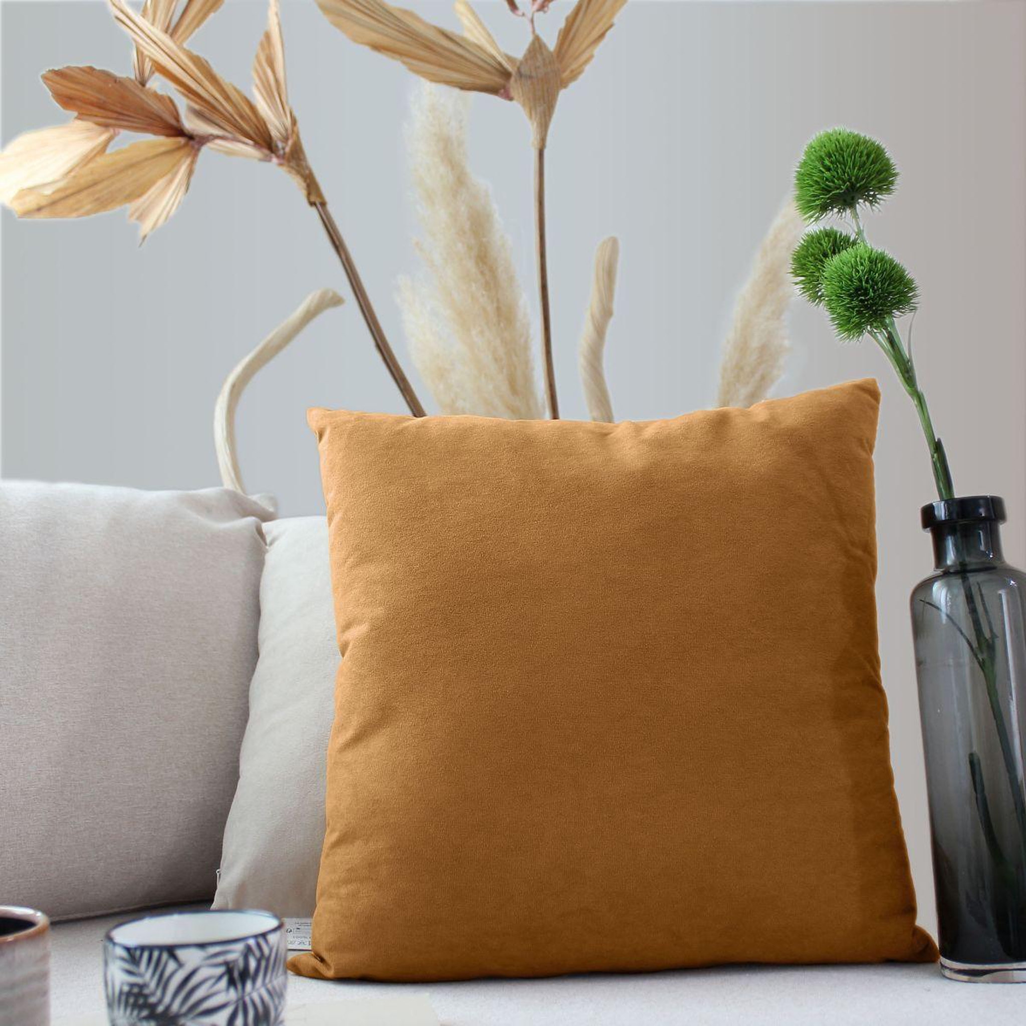 Voir la diapositive 2 : ENJOY HOME Coussin déco en velours  câlin  40x40cm café