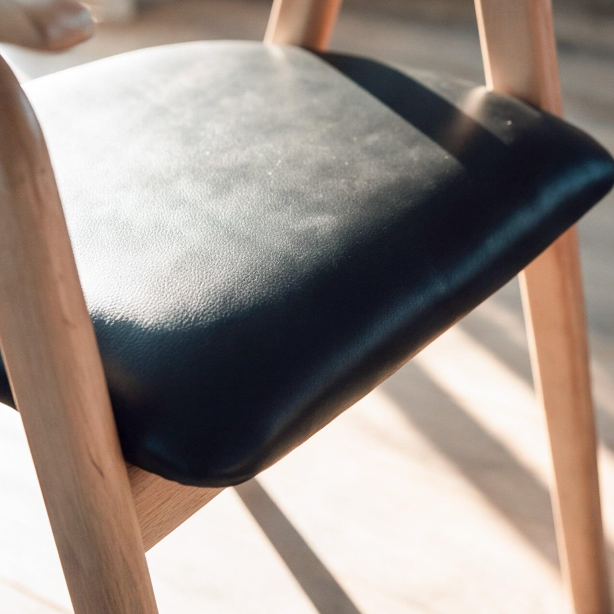 Voir la diapositive 6 : MAISON PAVANE Chaise en bois d'hévéa blond et cuir synthétique noir-hawa