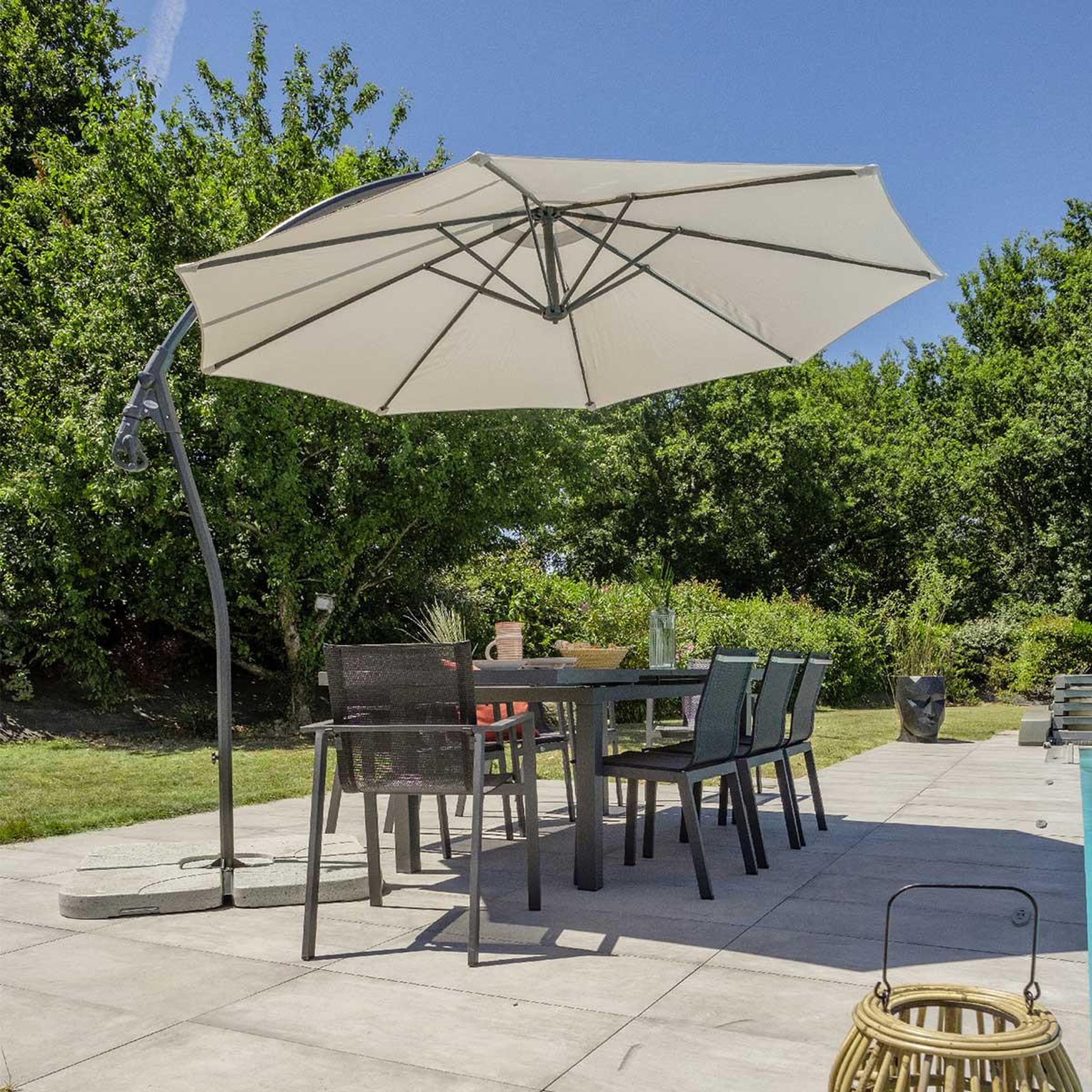 Voir la diapositive 4 : DCB GARDEN Parasol Déporté à Manivelle  Malaga  300cm Gris