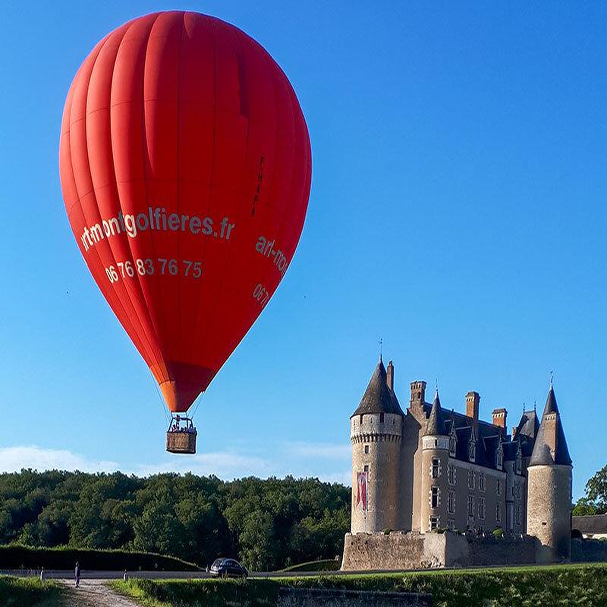 Voir la diapositive 3 : Smartbox Vol en montgolfière pour 2 personnes au-dessus de Saumur - Coffret Cadeau Sport & Aventure