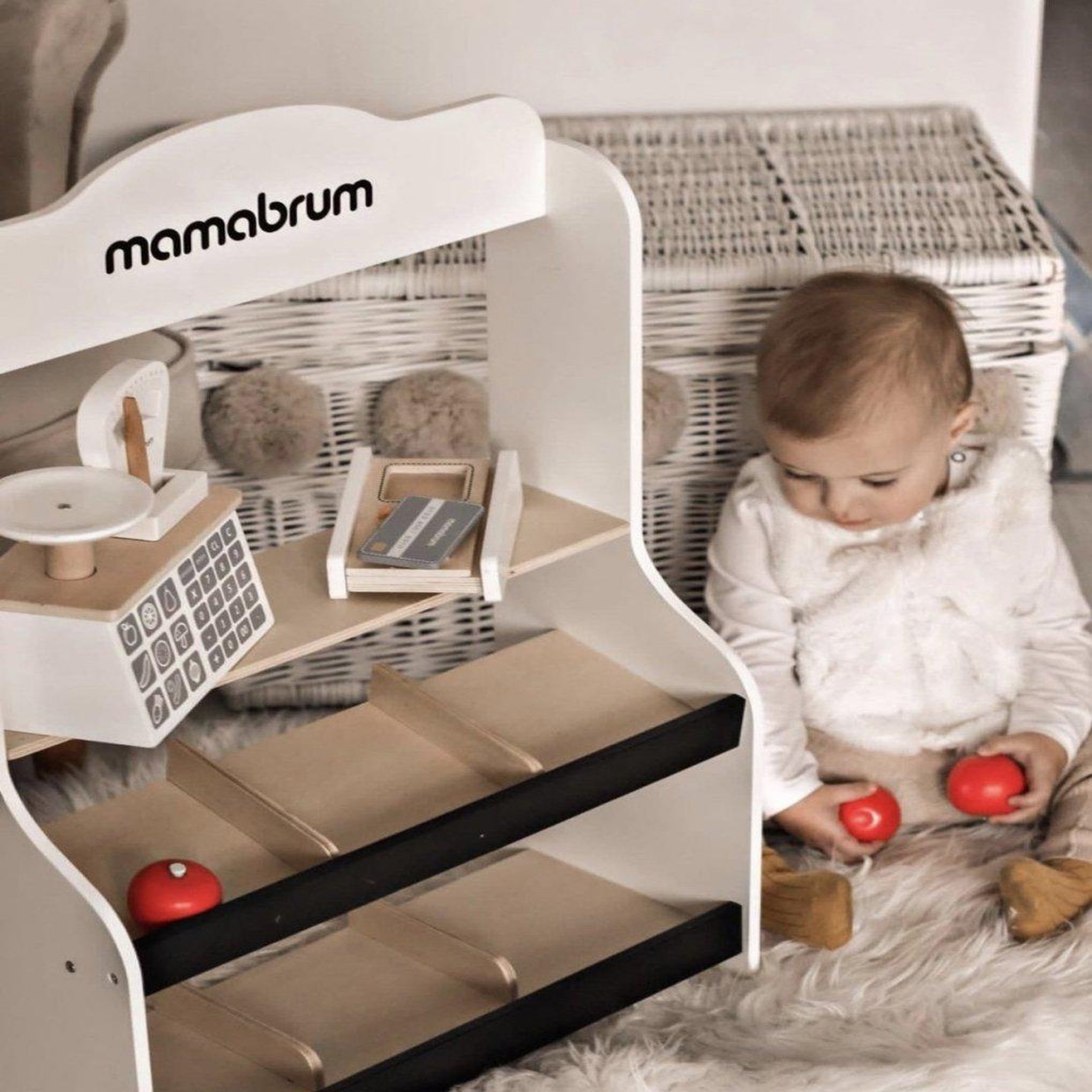 Voir la diapositive 2 : MAMABRUM Marchande Enfant en Bois 67 *46,5 *22 cm - Stand Vendeur Balance, Terminal avec Carte & 4 Pommes