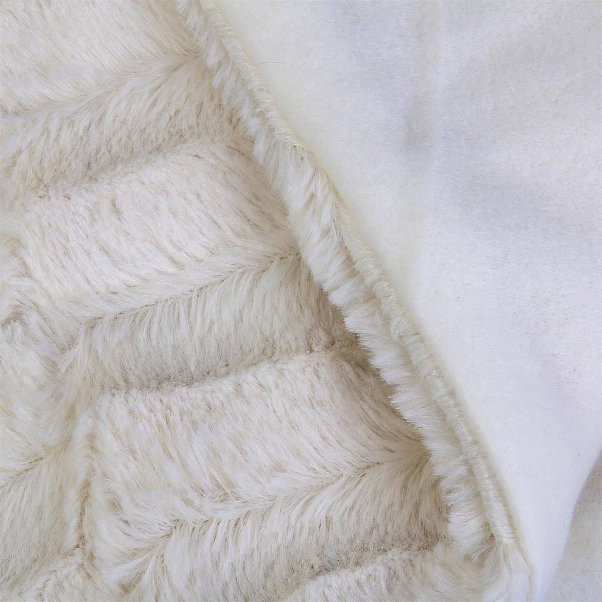 Voir la diapositive 2 : The Home Deco Factory Plaid imitation fourrure  a anse  120x150cm blanc