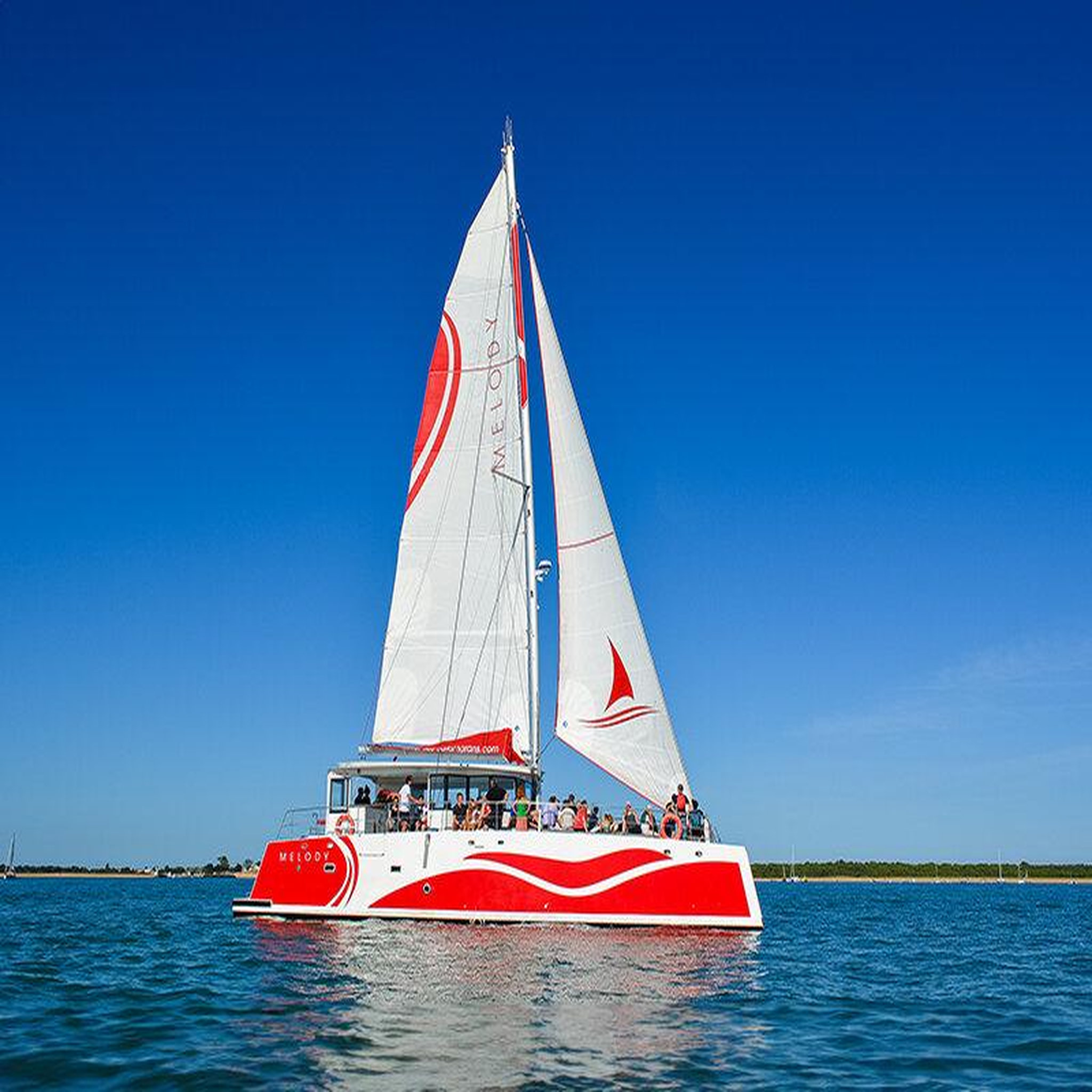Voir la diapositive 2 : Smartbox Croisière romantique en catamaran au fort boyard avec champagne pour 2 - coffret cadeau sport & aventure
