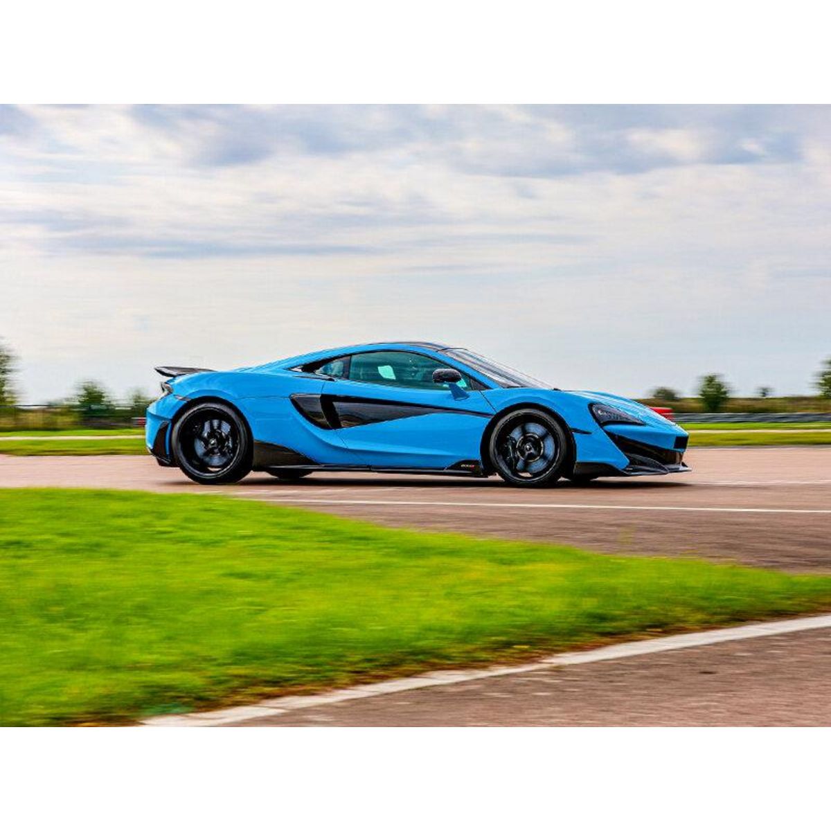 Smartbox Stage de pilotage : 4 tours de circuit au volant d'une McLaren 600LT - Coffret Cadeau Sport & Aventure
