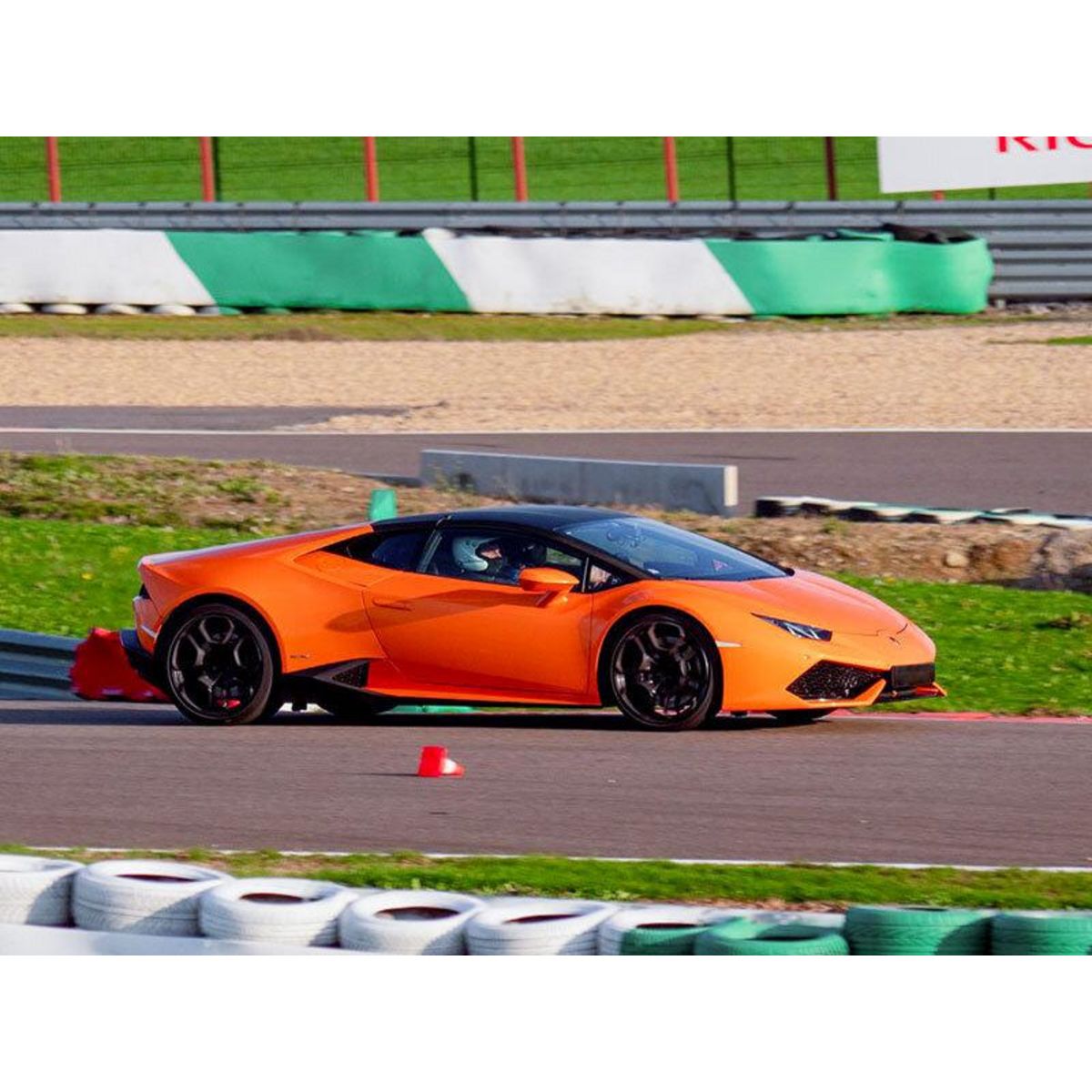 Smartbox Stage de pilotage : 2 tours sur le circuit de Montlhéry en Lamborghini Huracán - Coffret Cadeau Sport & Aventure