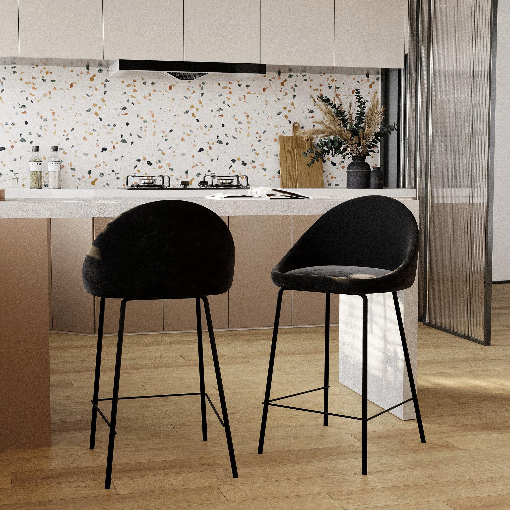 Voir la diapositive 2 : MAISON PAVANE Lot de 2 chaises pour îlot central 65 cm en velours noir-misty