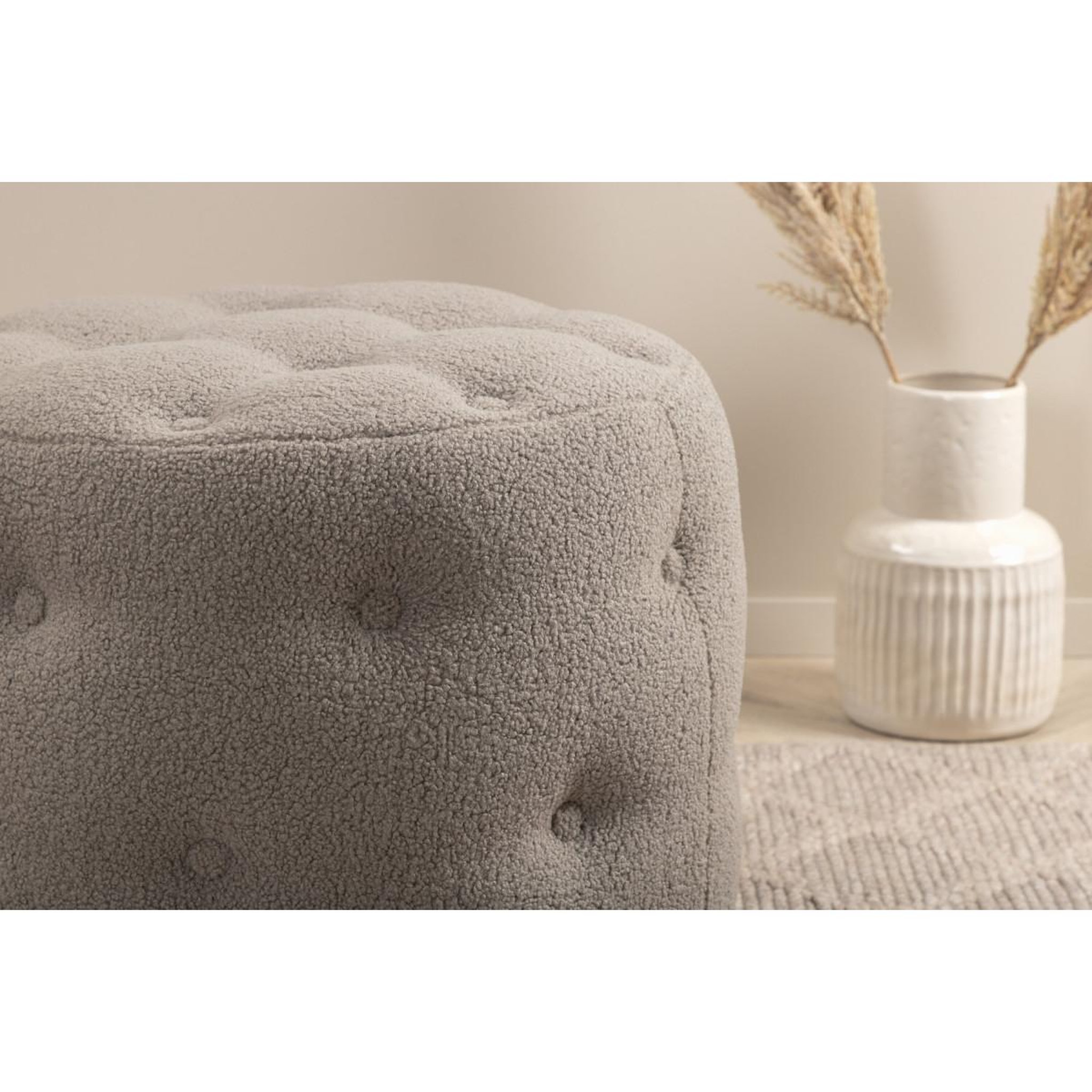 Voir la diapositive 3 : Paris Prix Pouf capitonné tissu bouclette  benjamin  55cm grège
