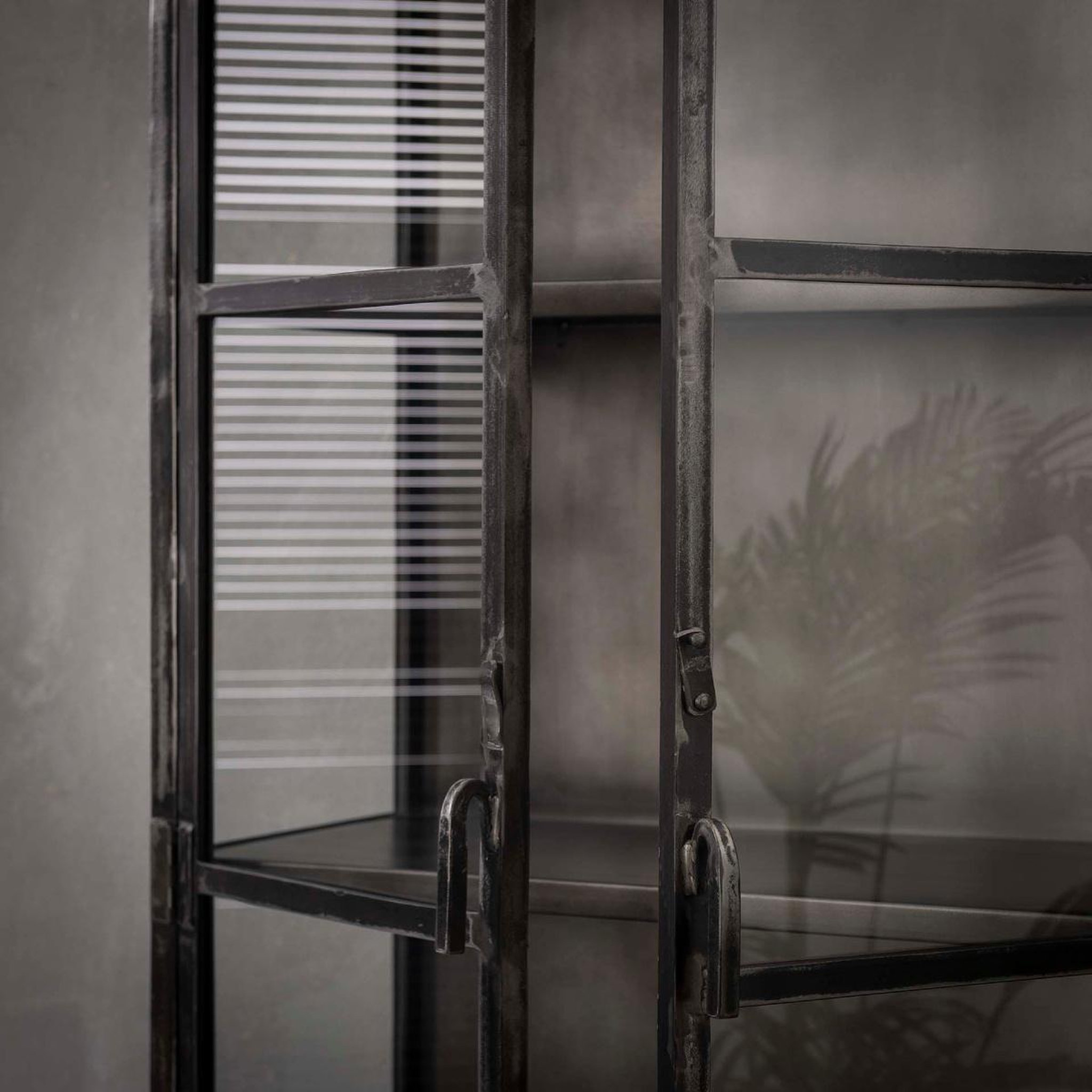 Voir la diapositive 3 : JLC KREATION Vitrine 2 portes vitrées en métal IRON