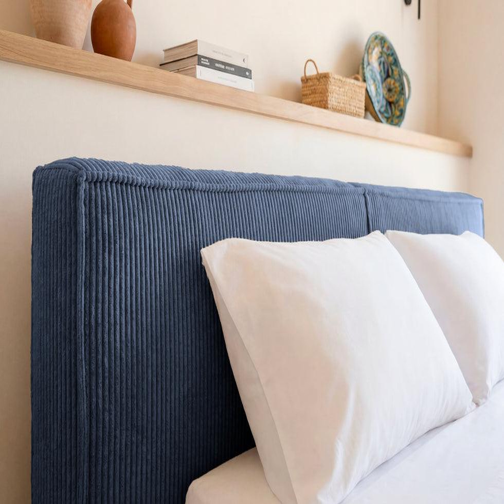 Voir la diapositive 3 : CASANOVA PARIS NOTO - Lit coffre petit velours côtelé Bleu