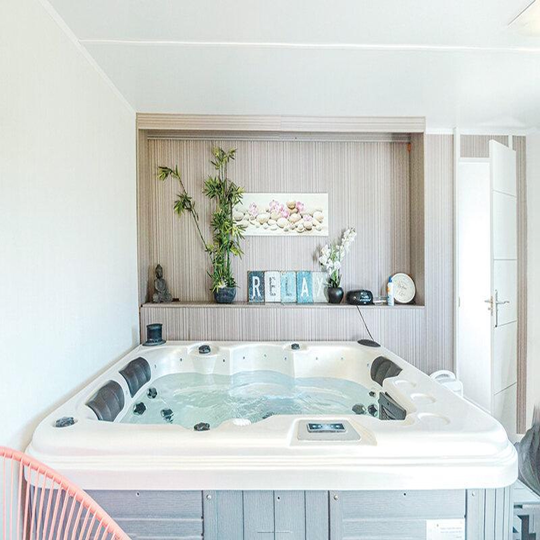 Voir la diapositive 4 : Smartbox Séjour détente avec accès au bain bouillonnant - coffret cadeau séjour