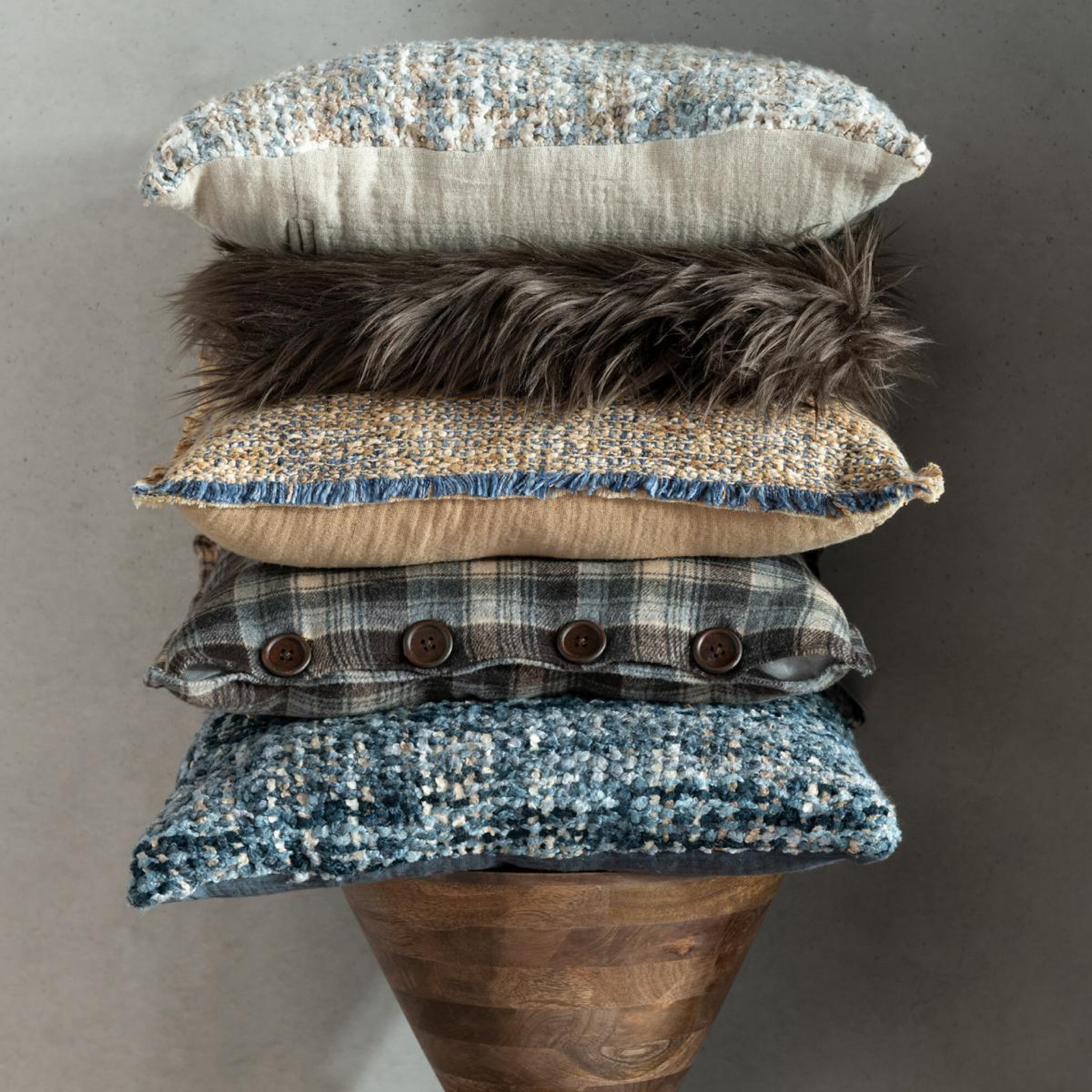 Voir la diapositive 3 : J-LINE Coussin déco  effiloché  45x45cm marron & bleu