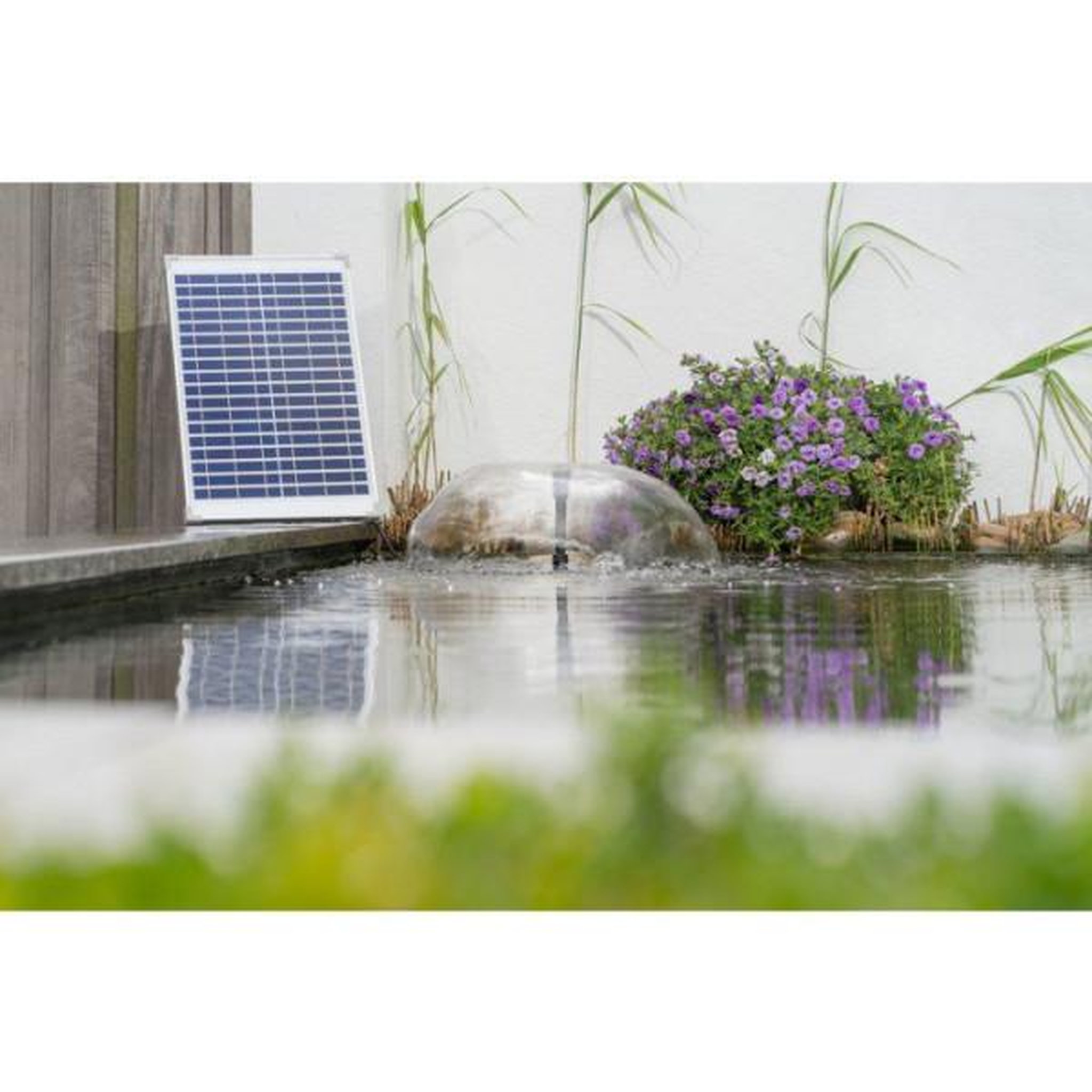 Voir la diapositive 2 : Ubbink Pompe fontaine - UBBINK - SolarMax 1000 - Débit 1350 l/h - Panneau solaire 18V 580mA - Jets volcan & cloche
