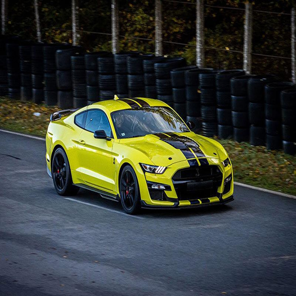 Smartbox Stage de pilotage : 3 tours sur le circuit de Lohéac en Ford Mustang Shelby GT500 - Coffret Cadeau Sport & Aventure