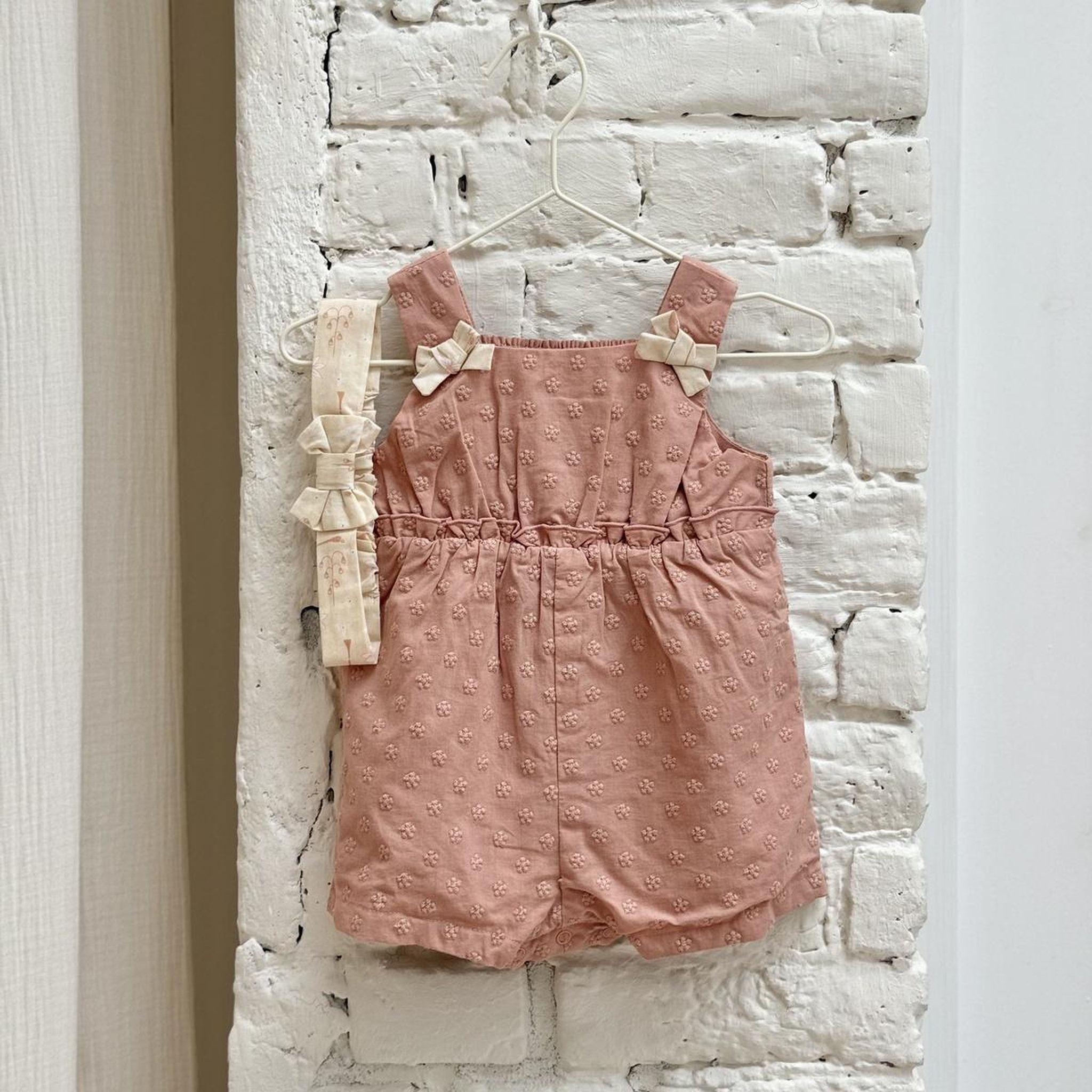 Voir la diapositive 6 : Petit Béguin Barboteuse bébé en broderie anglaise + headband poésie d'été