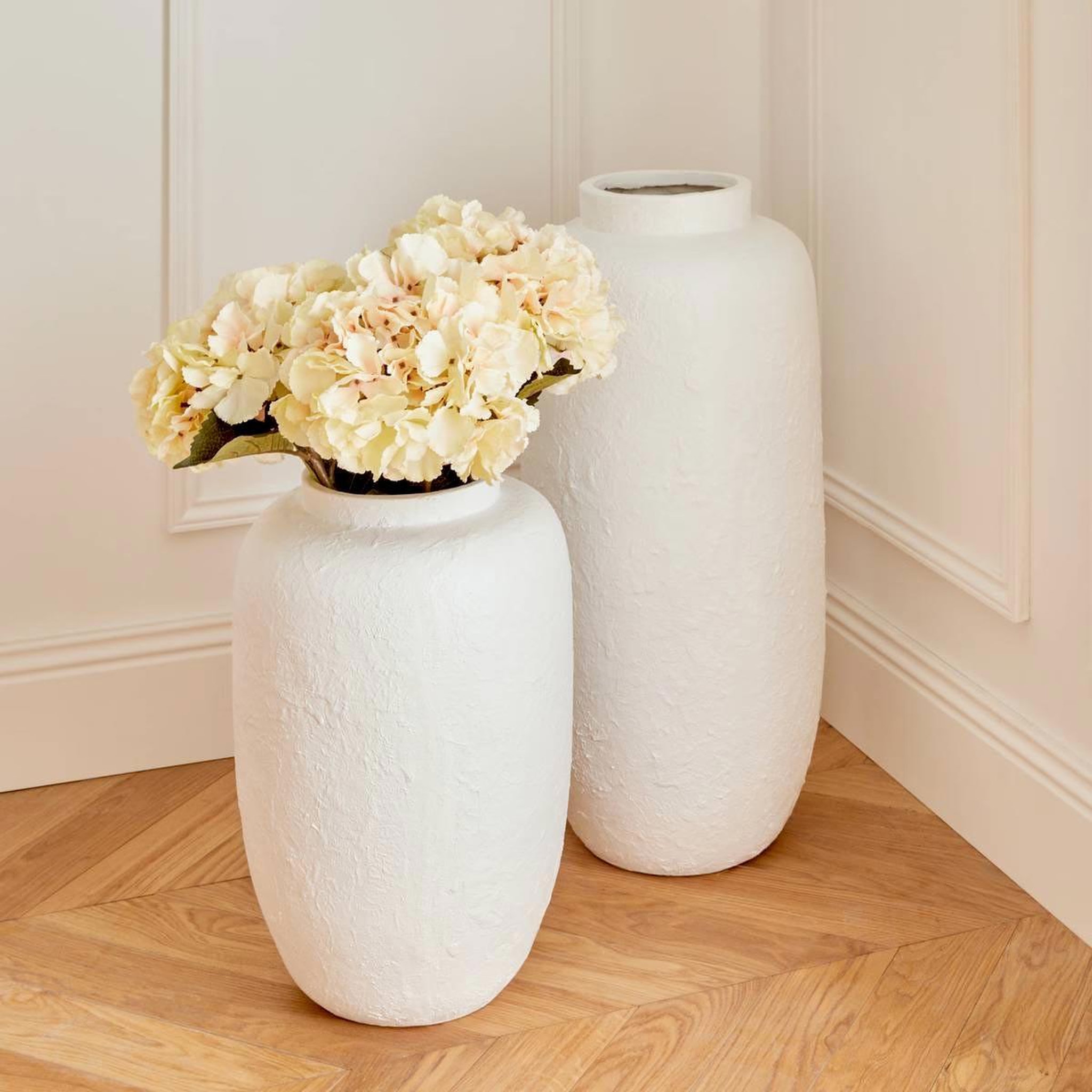 Voir la diapositive 2 : ATMOSPHERA Vase déco en magnésie  elène  45cm blanc