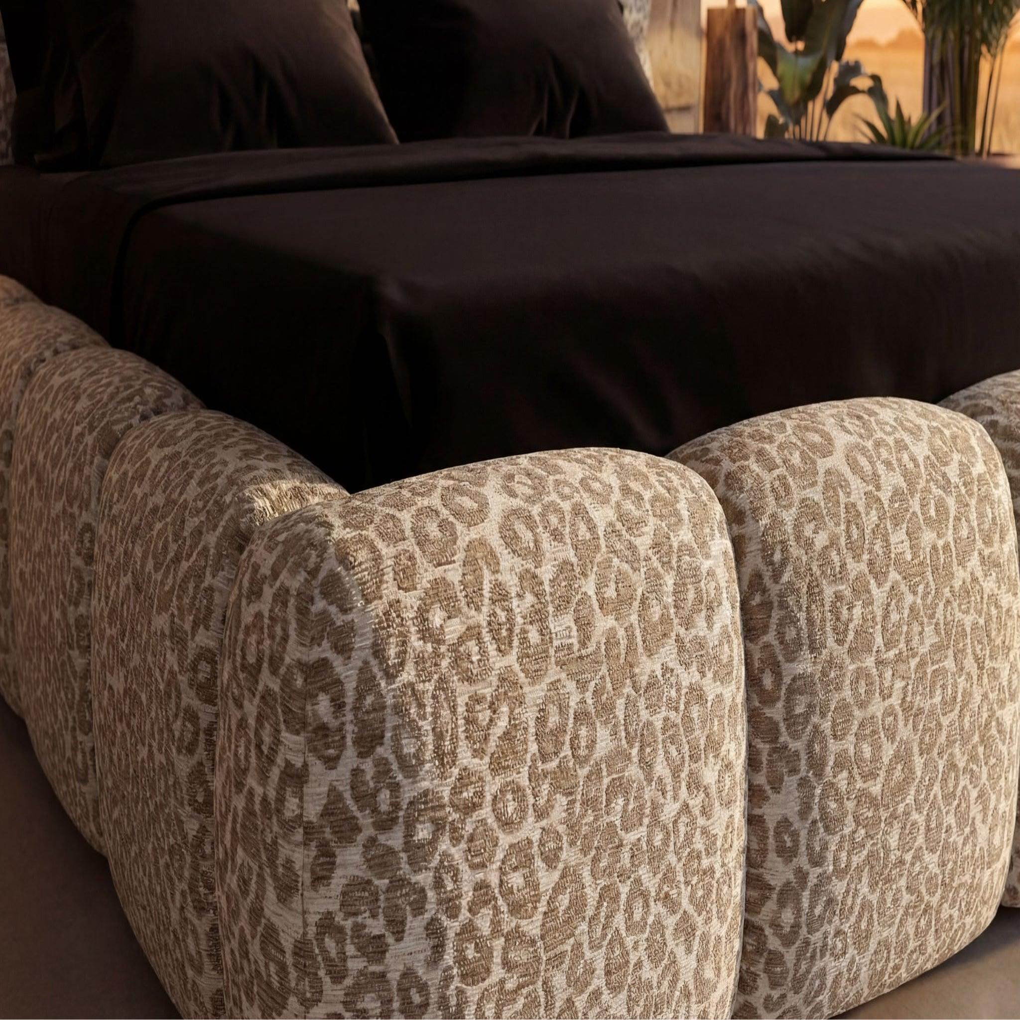 Voir la diapositive 6 : CASANOVA PARIS Elise - lit coffre tissu imprimé animalier beige