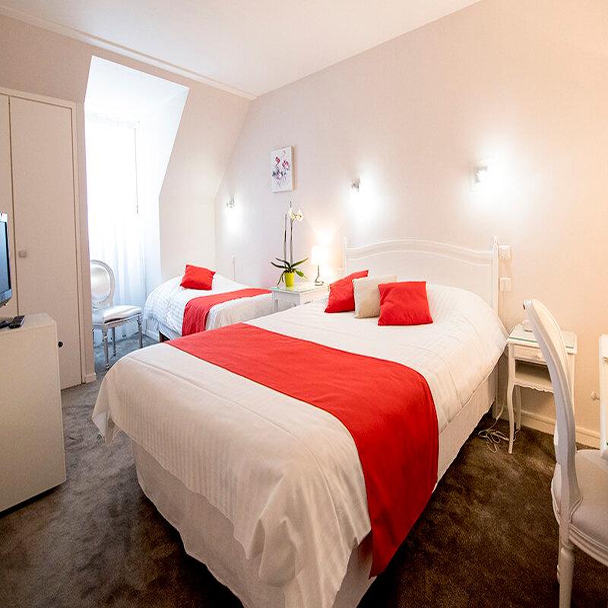 Voir la diapositive 2 : Smartbox Séjour de 2 jours en hôtel de charme 3* à rodez en famille - coffret cadeau séjour