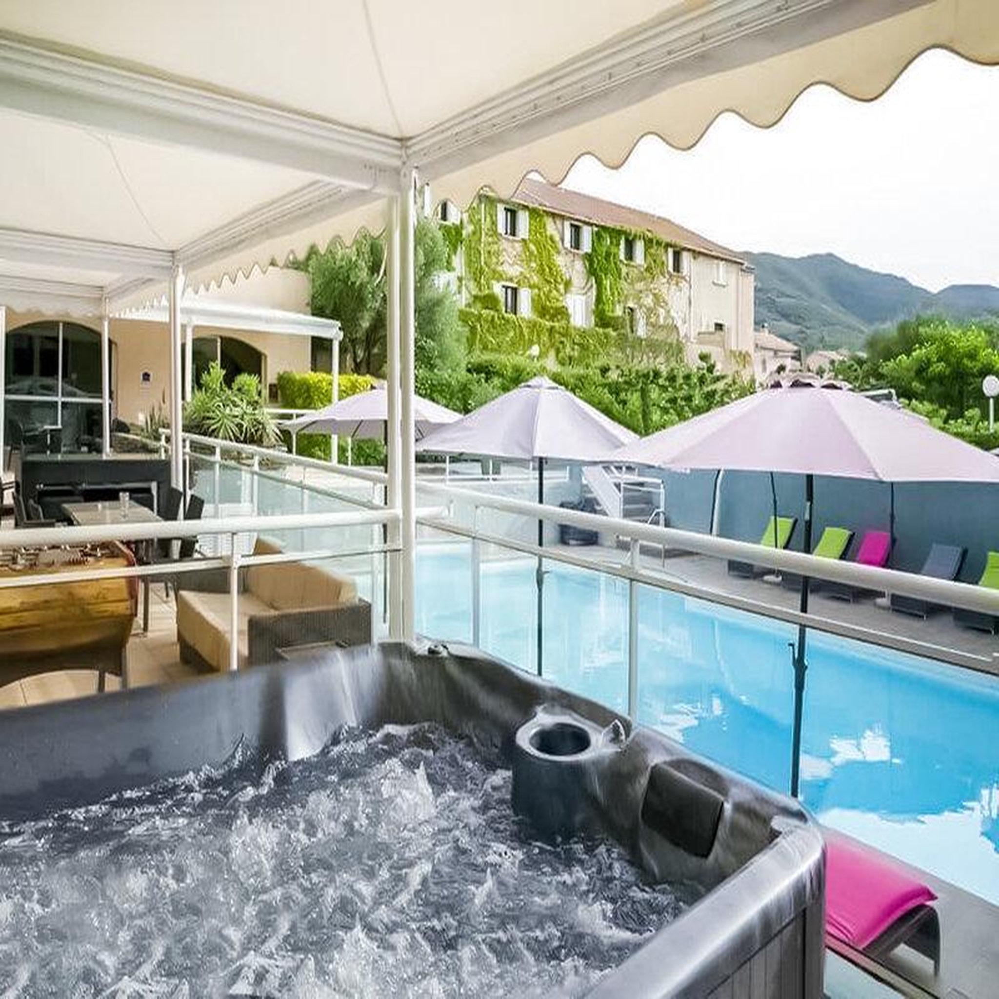 Voir la diapositive 6 : Smartbox Escapade magique dans un hôtel 4* en haute-corse - coffret cadeau séjour