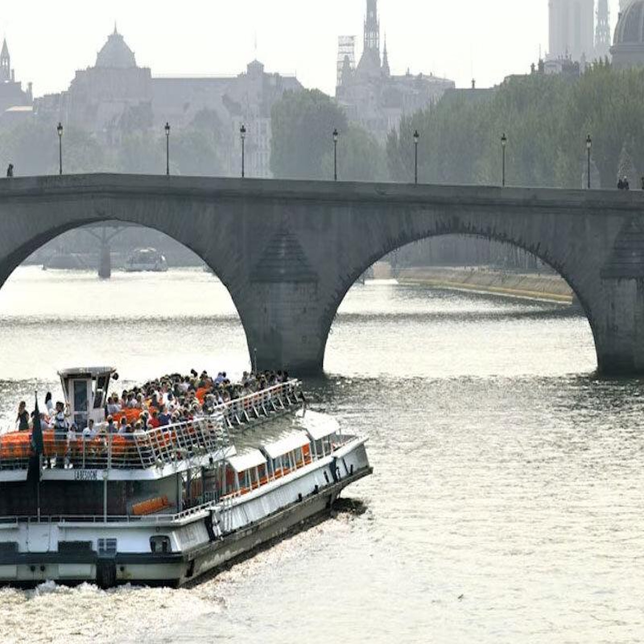 Voir la diapositive 3 : Smartbox Découverte de paris lors d'un dîner croisière prestige sur la seine pour 2 adultes - coffret cadeau gastronomie