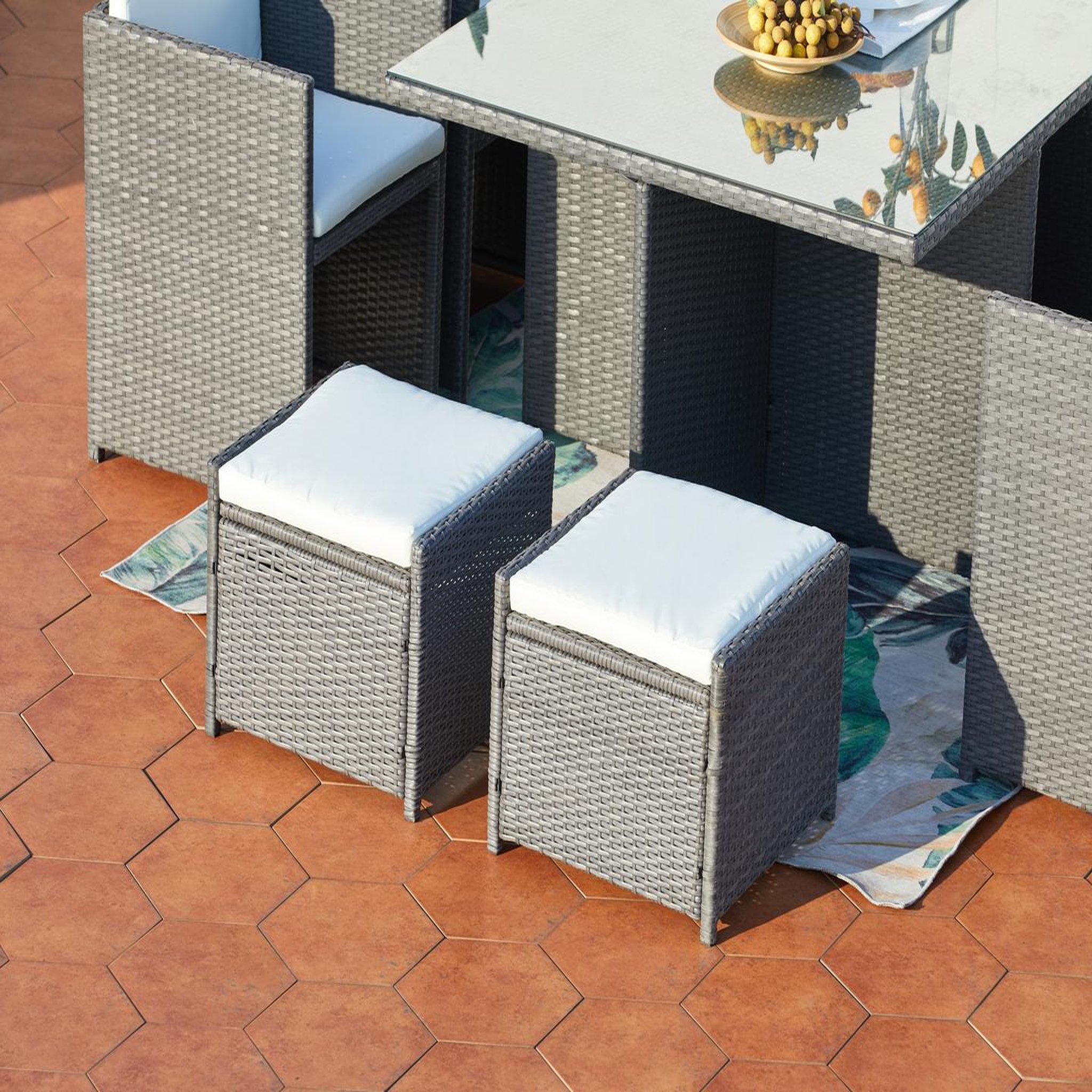 Voir la diapositive 4 : CONCEPT USINE Table et chaises 8 places encastrables en résine gris-blanc miami