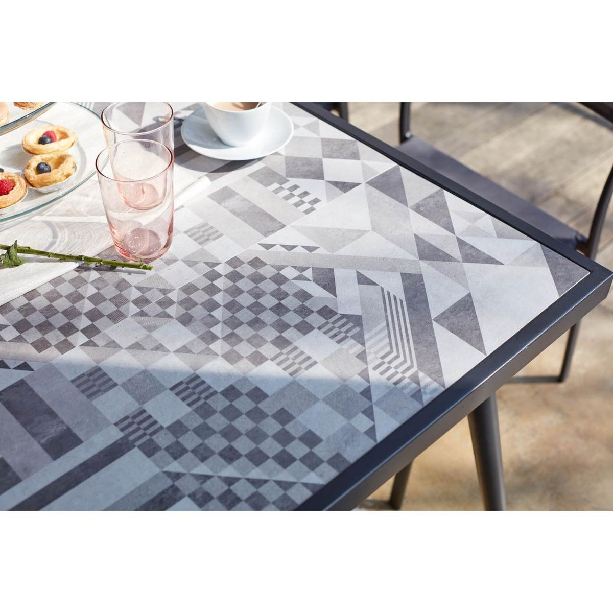 CONCEPT USINE Table de jardin et 6 chaises en céramique et pieds en métal MICA