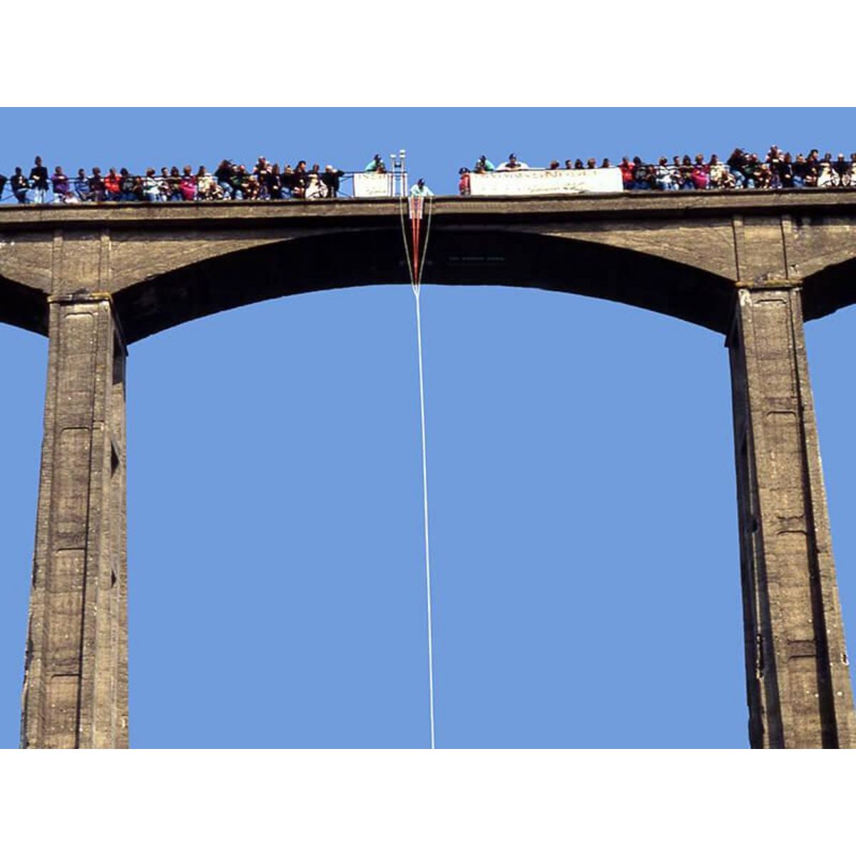 Smartbox Session de 2 sauts à l'élastique avec certificat au viaduc de Saint-Georges-le-Gaultier - Coffret Cadeau Sport & Aventure