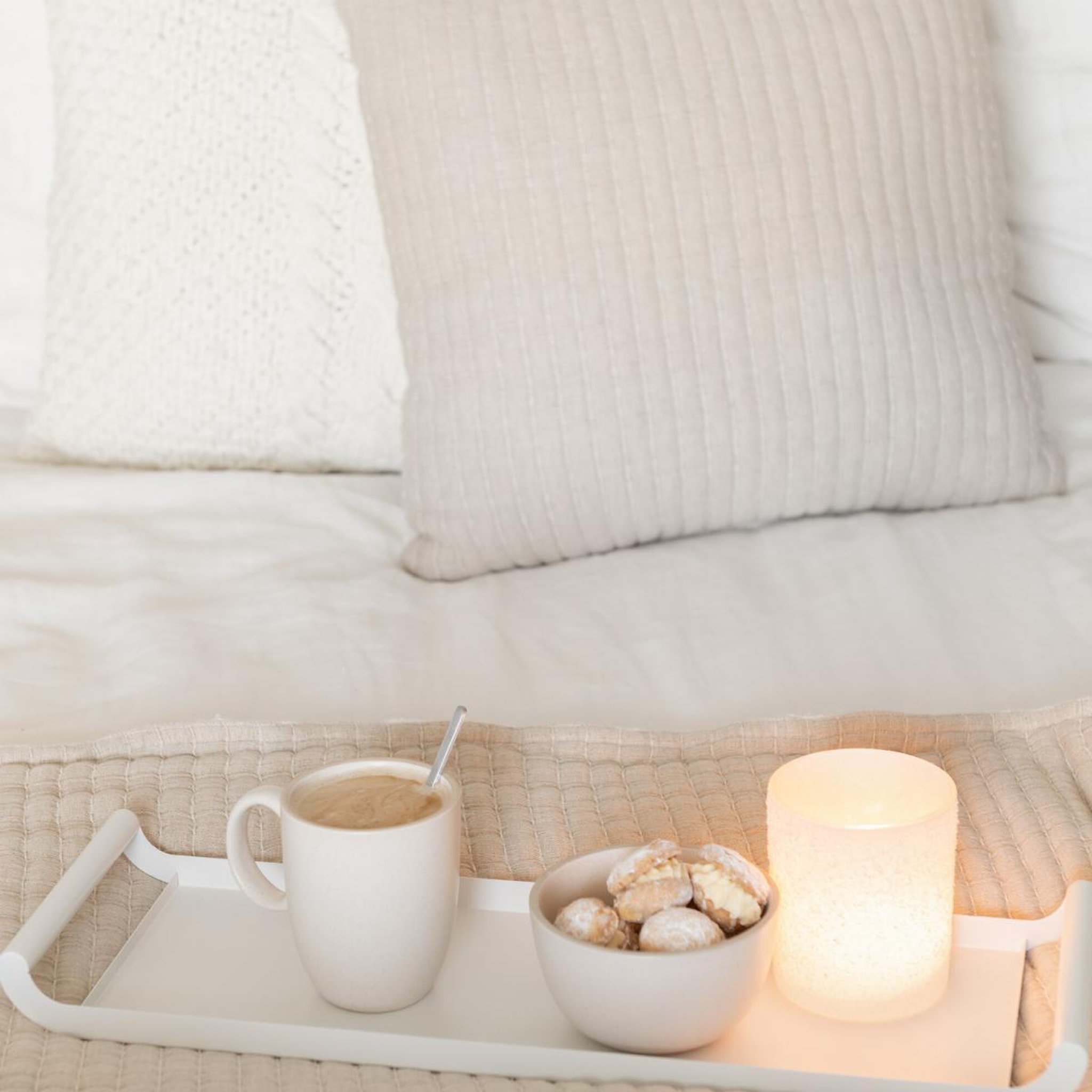 Voir la diapositive 4 : J-LINE Coussin déco lignes  teddy  45x45cm beige