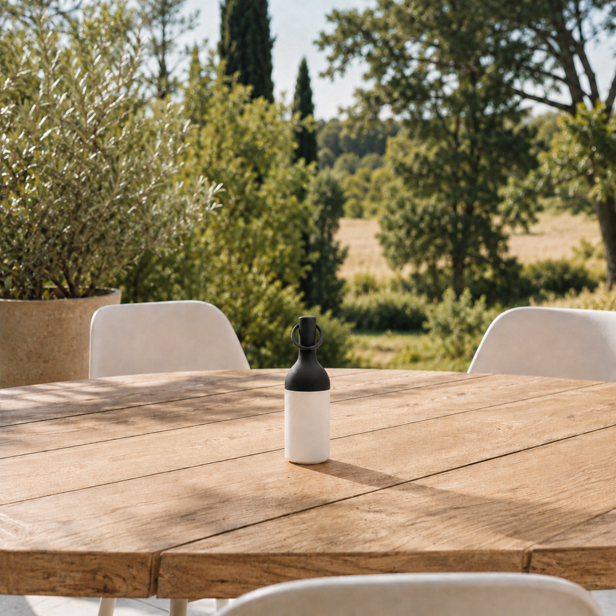 Voir la diapositive 2 : MAISON PAVANE Petite lampe nomade en plastique noir-Elo