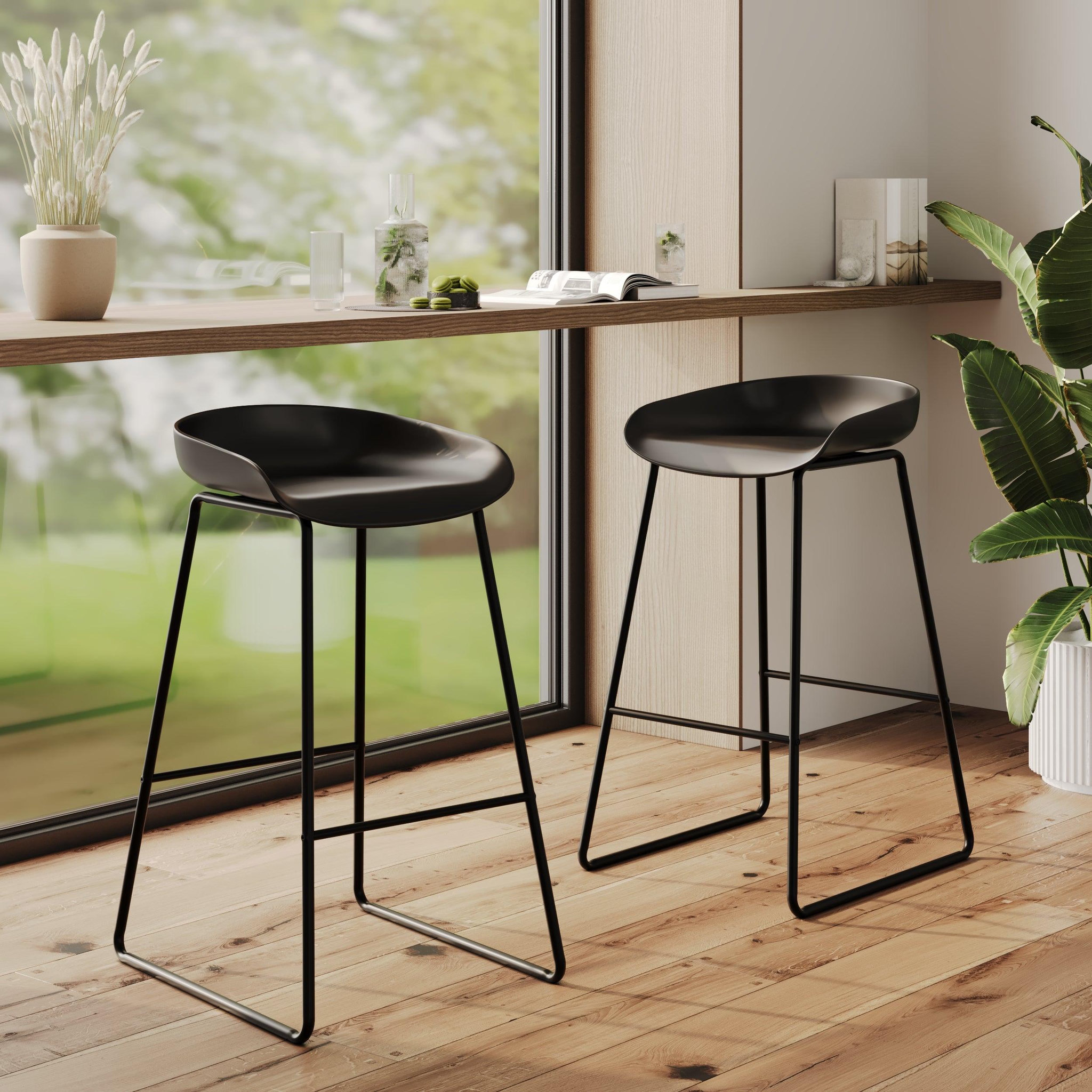 Voir la diapositive 2 : MAISON PAVANE Lot de 2 chaises pour îlot central H65,5 cm noires-Yoshi