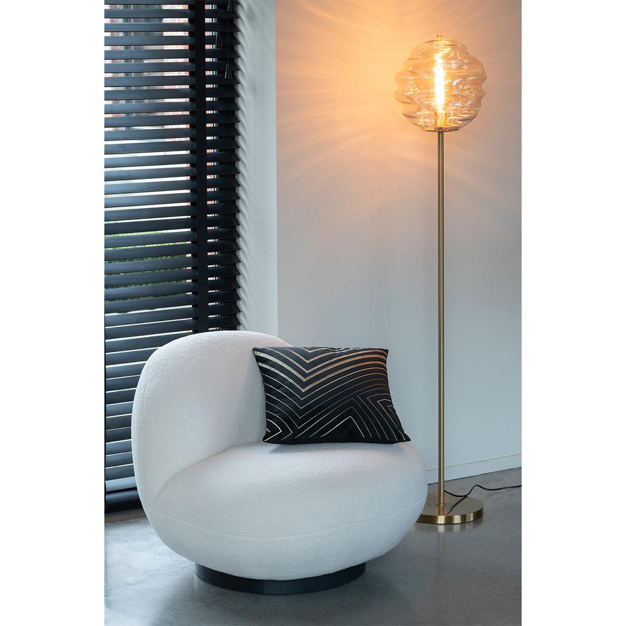 Voir la diapositive 4 : J-LINE Lampadaire en verre  ruche  156cm cognac clair