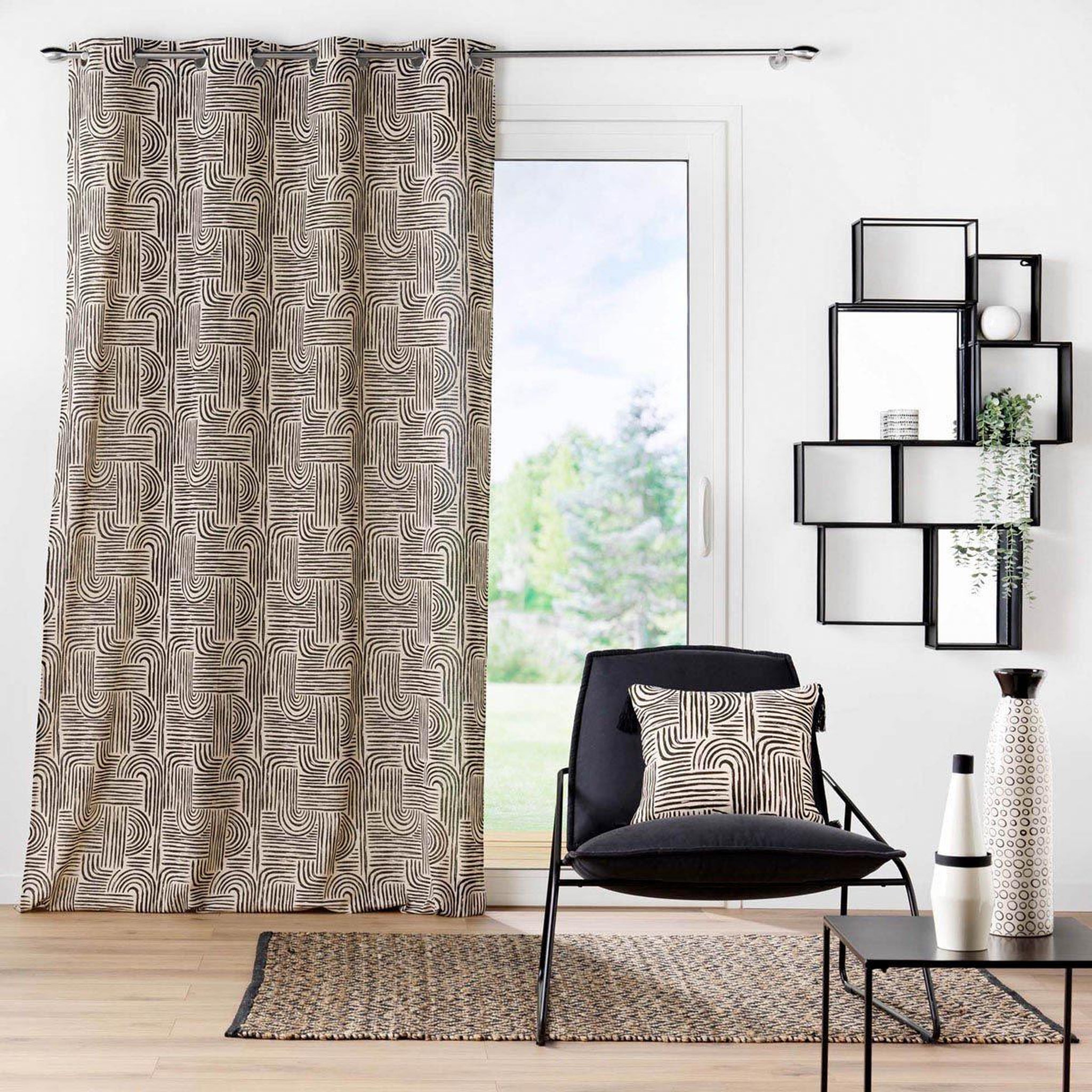 Voir la diapositive 4 : Douceur d'Intérieur Coussin déco à pompons  pandore  45x45cm noir