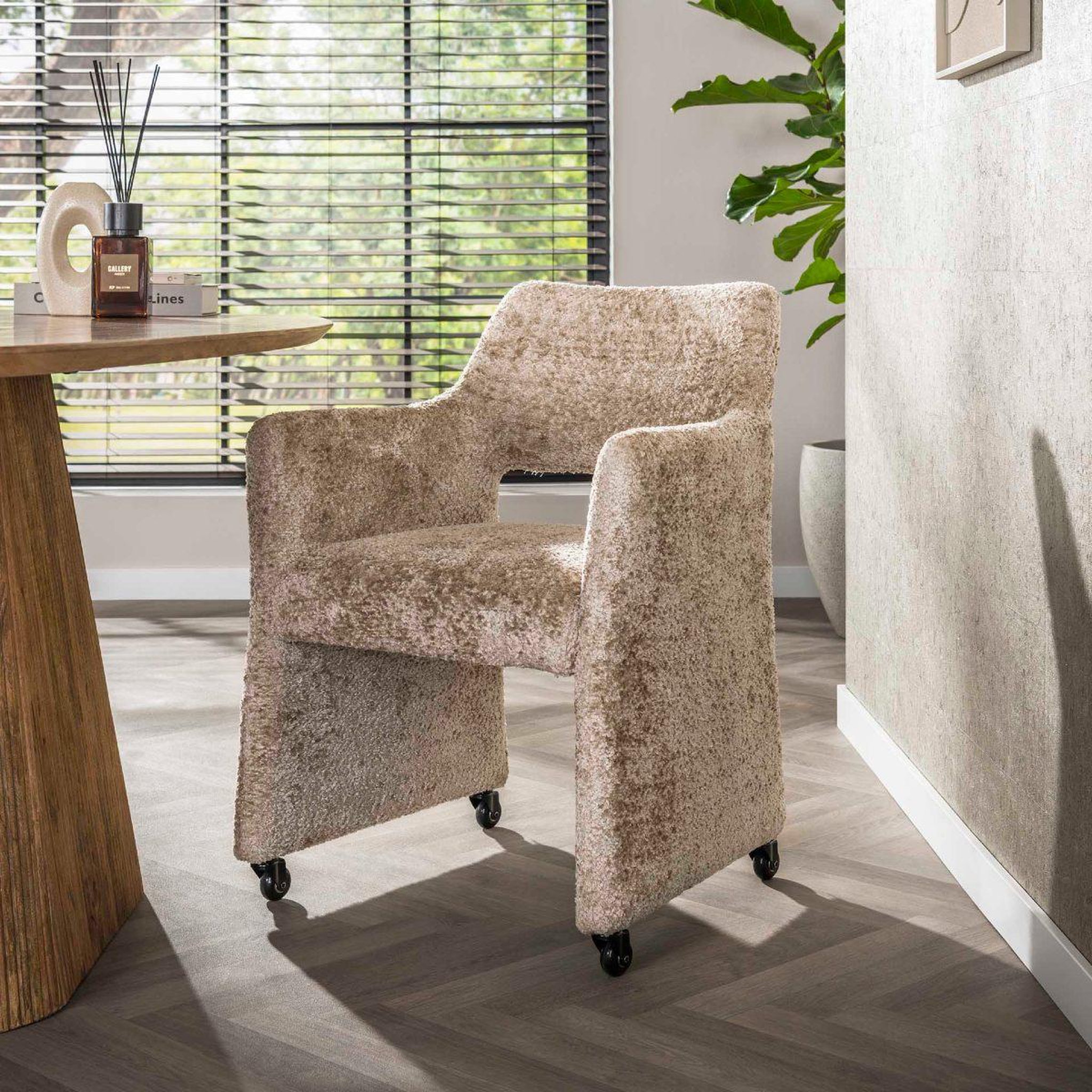Voir la diapositive 2 : JLC KREATION Chaise-fauteuil en tissu beige avec roulettes ely (lot de 2)