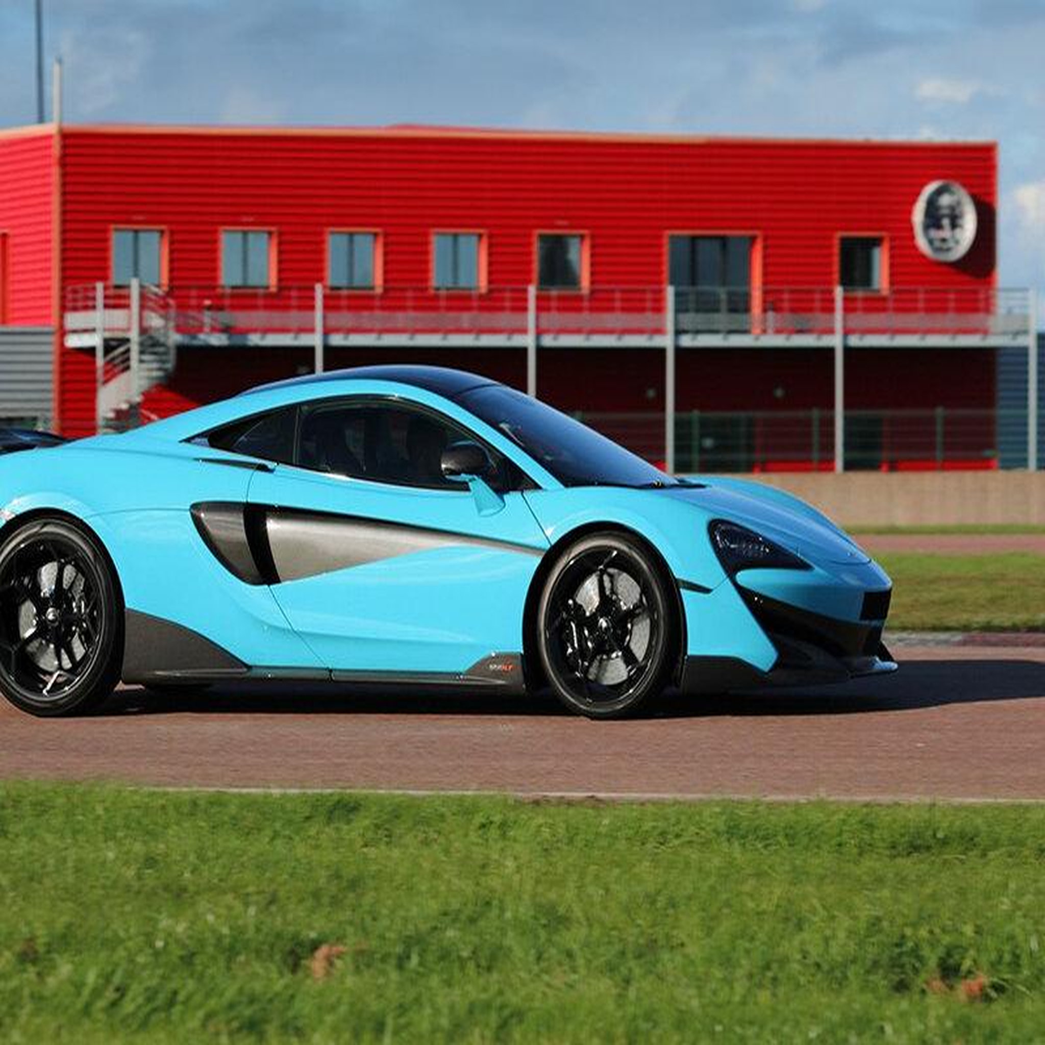 Voir la diapositive 4 : Smartbox Stage de pilotage : 4 tours sur le circuit de La Ferté-Gaucher en McLaren 600LT - Coffret Cadeau Sport & Aventure